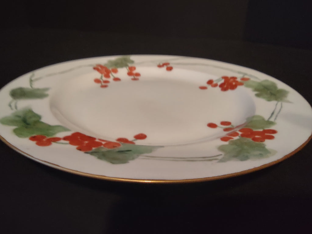 Haviland France Limoges Luncheon Plate Cranberries Christmas (lot 1008)
