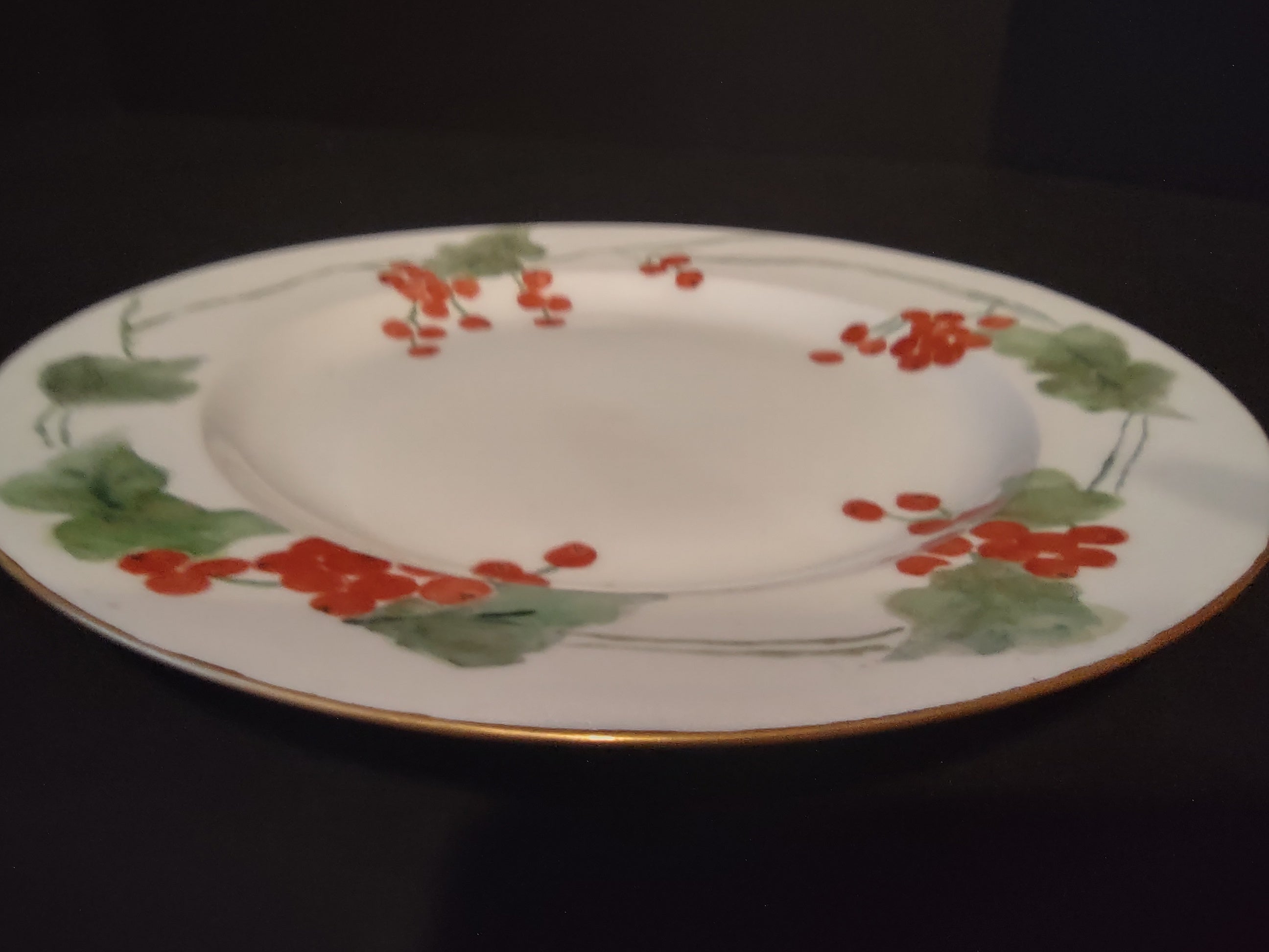 Haviland France Limoges Luncheon Plate Cranberries Christmas (lot 1008)