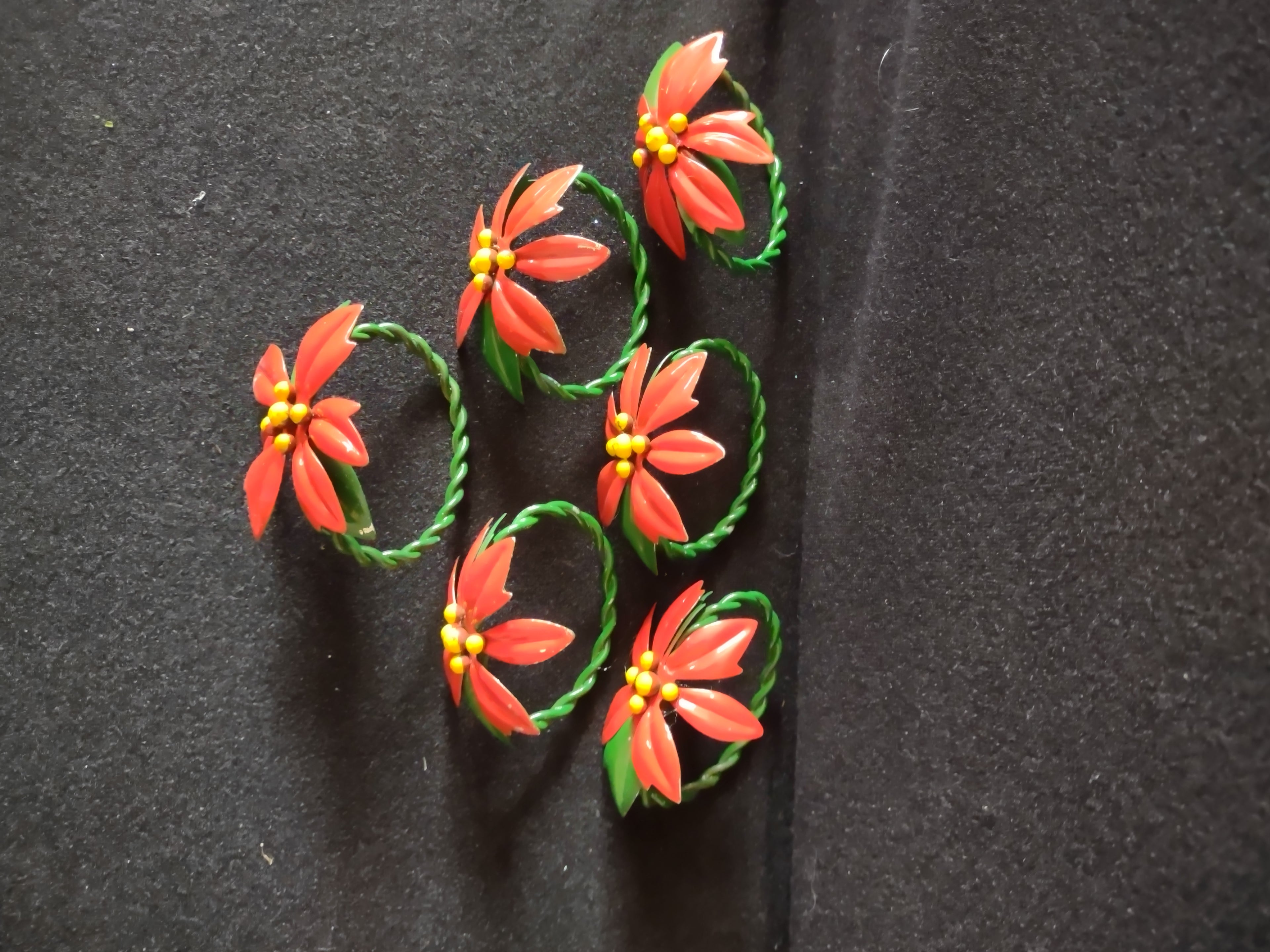 Vintage Christmas Metal Red Poinsettia Napkin Rings Set Of 6 (Lot 4329)