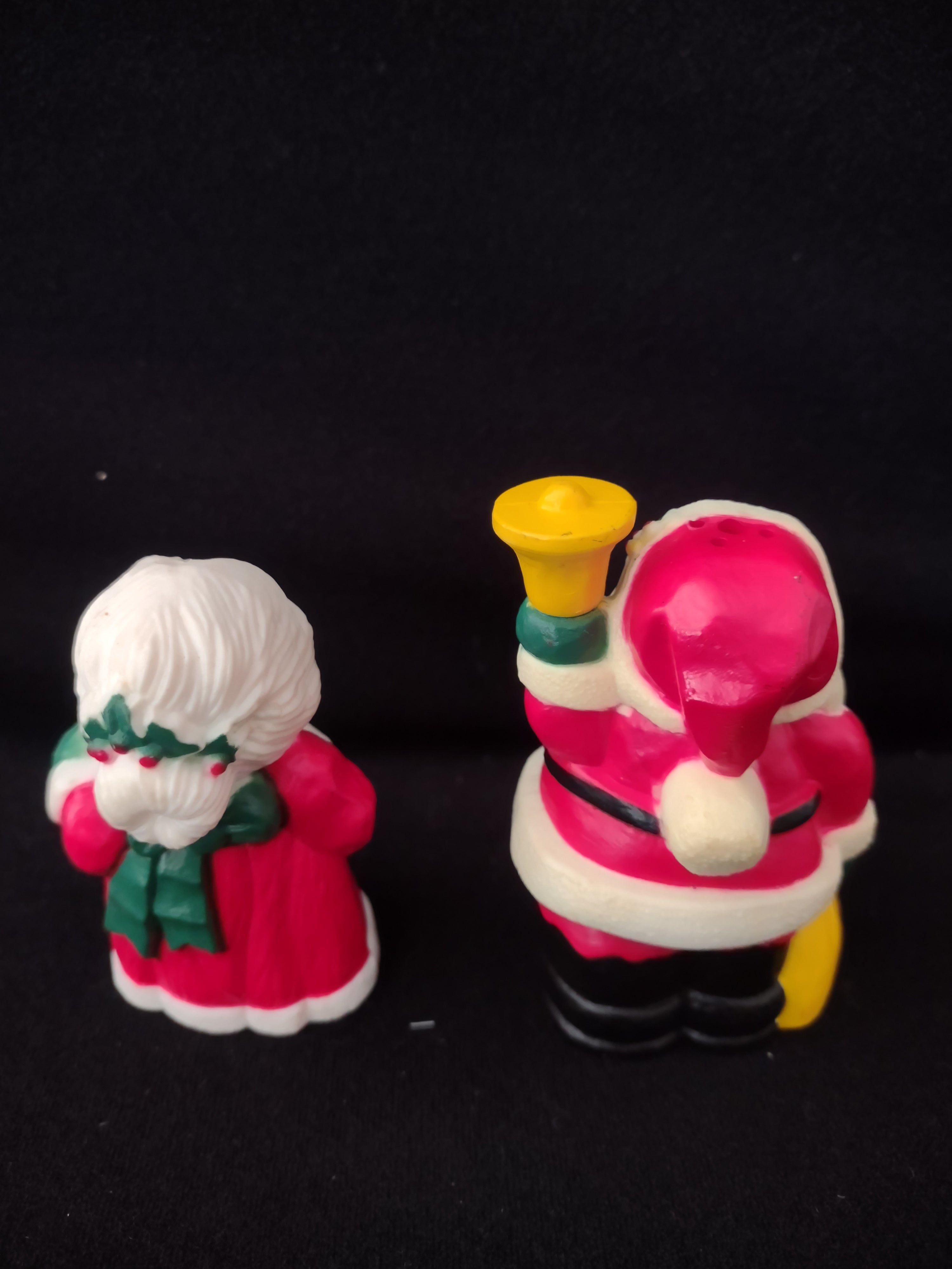Vintage Christmas Santa Claus Mrs Claus Salt Pepper Set (Lot 4085)