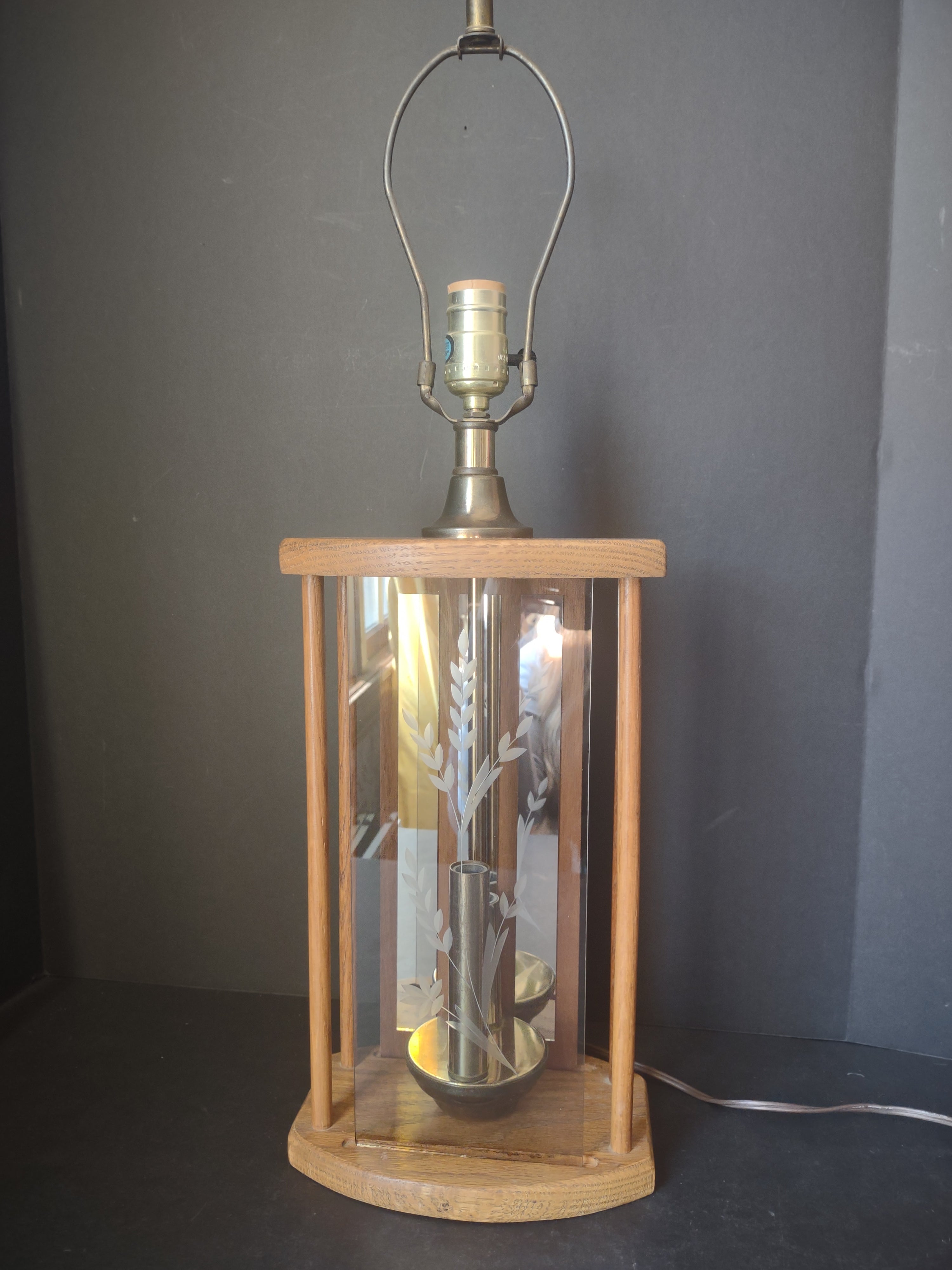 Vintage Retro Wood Table Lamp Etched Glass (lot 1745)