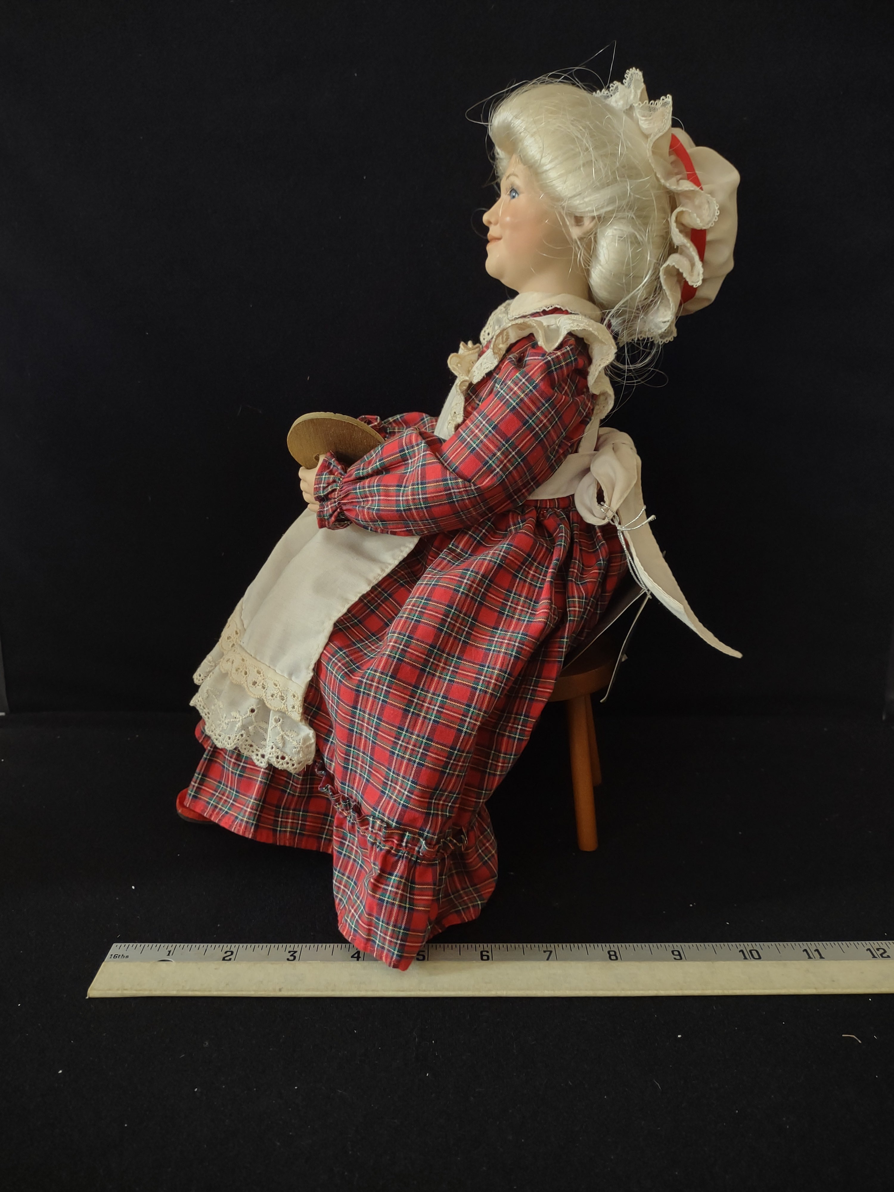 Christmas Danbury Mint Sitting Porcelain Mrs Claus Stool Basket Pallet (Lot 3753