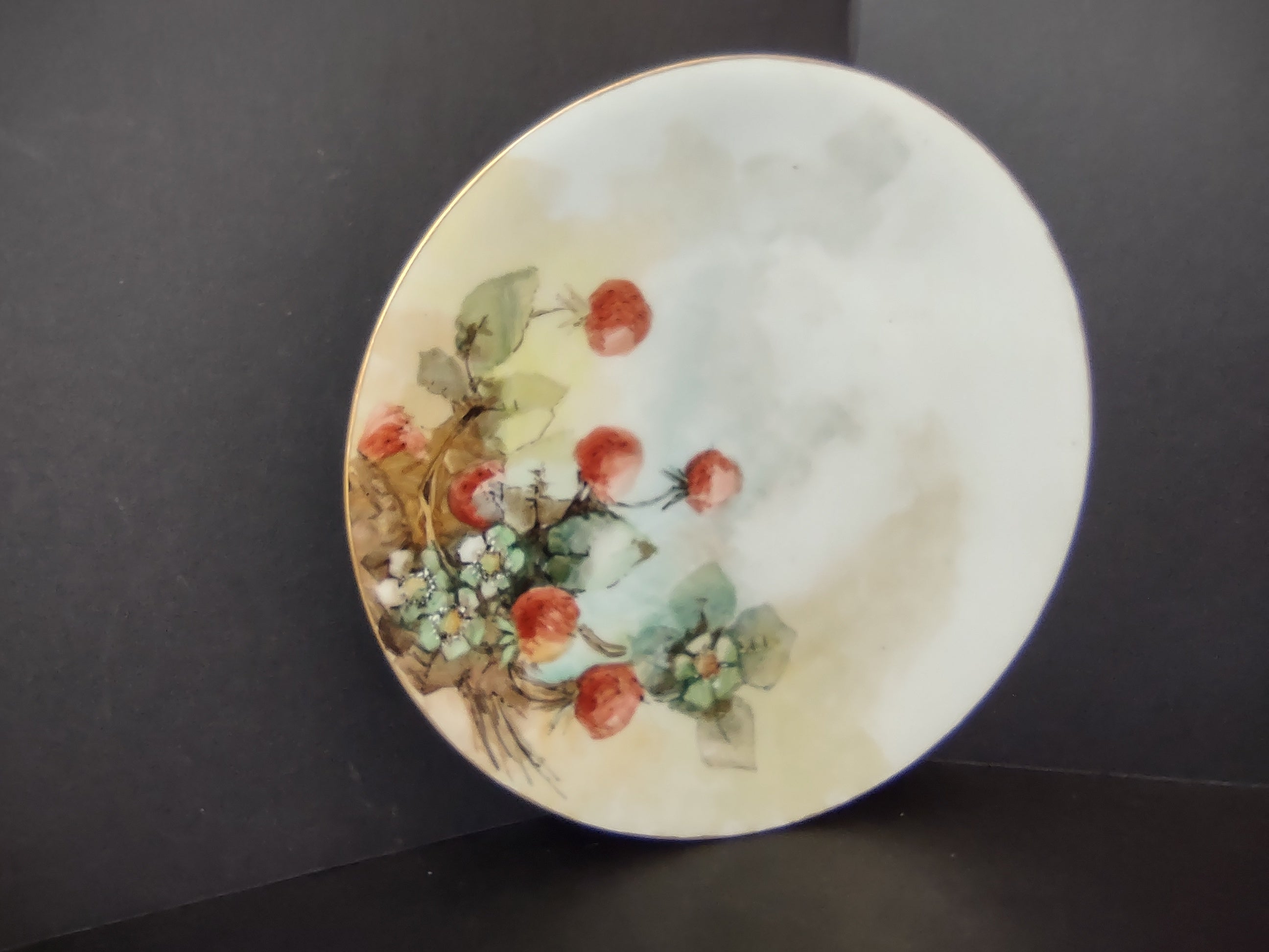 TV Limoges France Cabinet Strawberry Design 9-1/2" Plate (lot 1113)