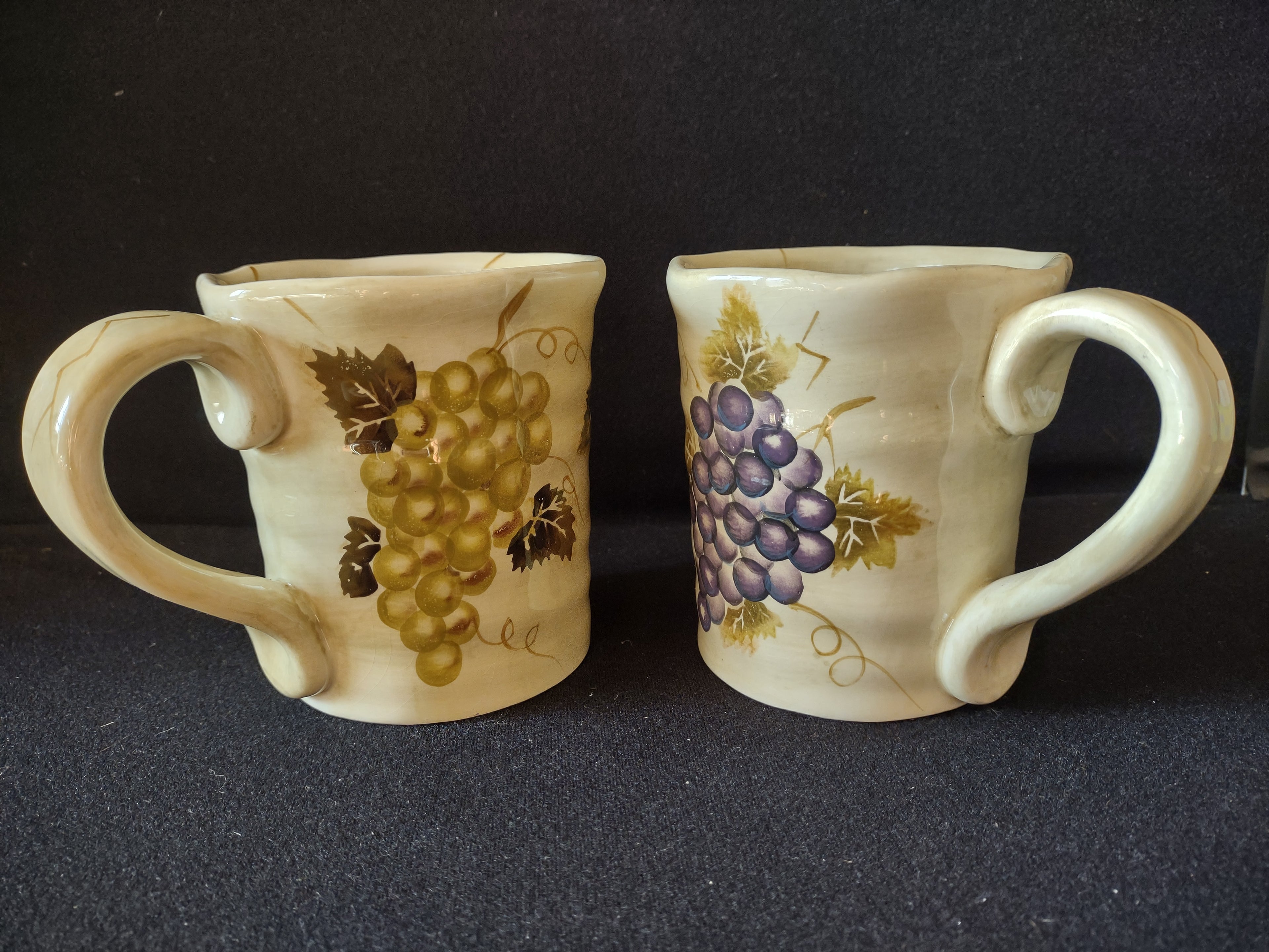 Cabernet Set of 2 Large Mugs Italian Decor Grapes (lot 5265)