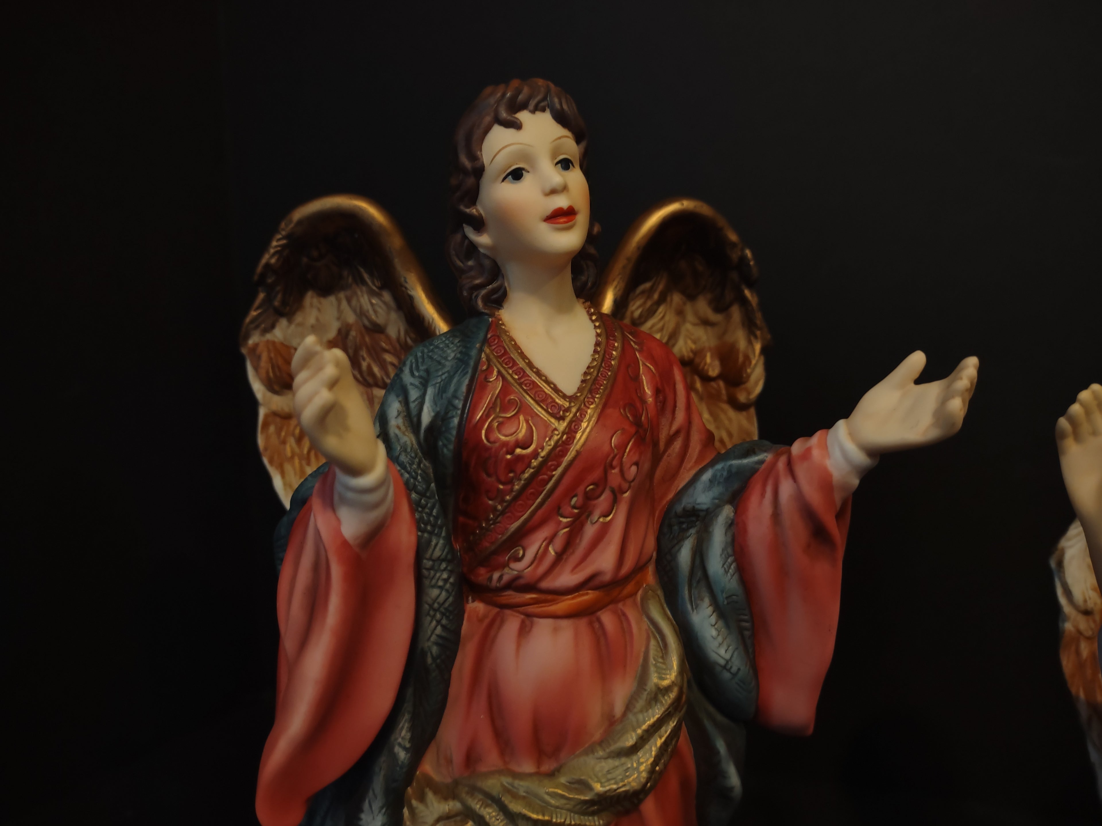 Christmas Collectible Porcelain Nativity Set of 2 Angels (lot 1328)