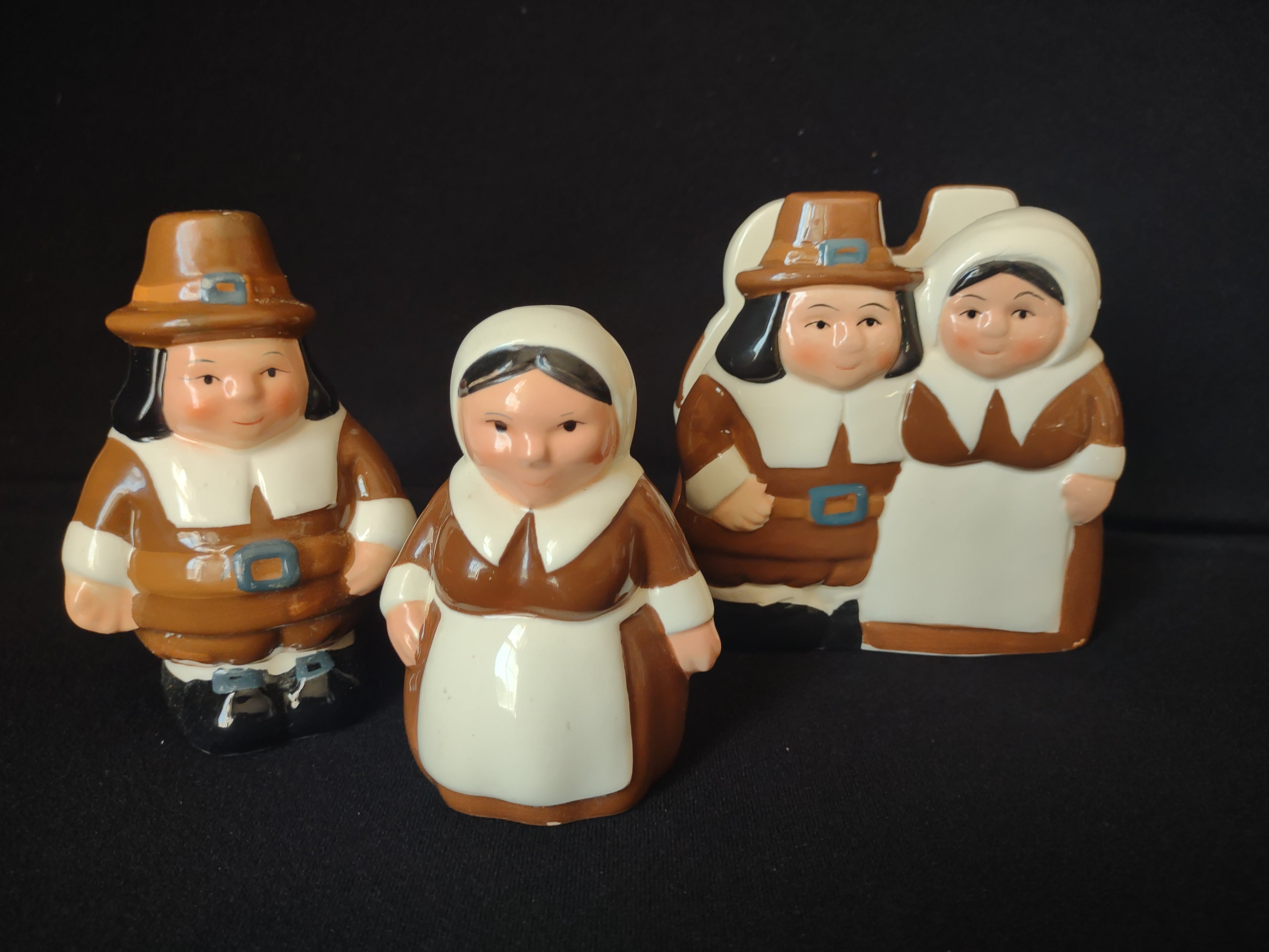 The Pilgrim Pair Thanksgiving Set Salt Pepper Shaker Napkin Holder (lot 2236)