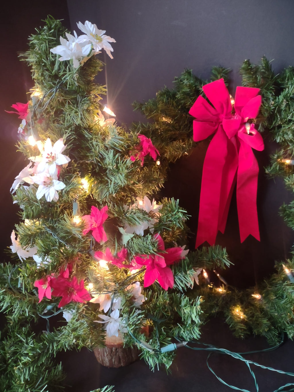Vintage Artificial Christmas Poinsettia Light Up Tree Wreath Garland (lot 1229)