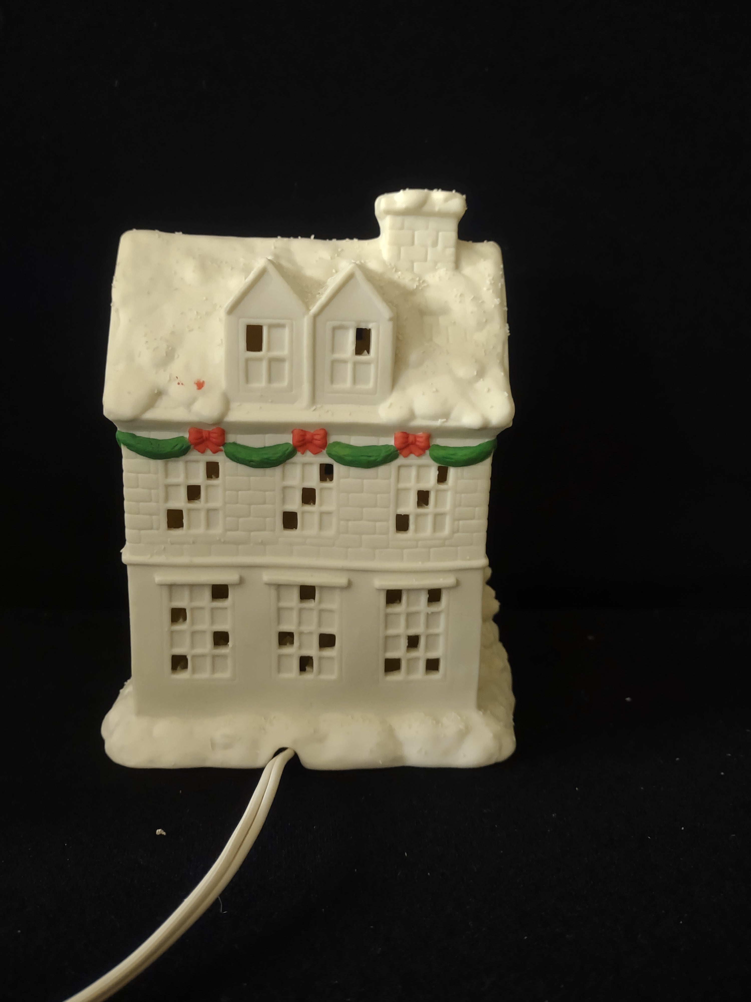 Vintage Thrift Drug Winter Wonderland Village Porcelain Light Up House (Lot 3597