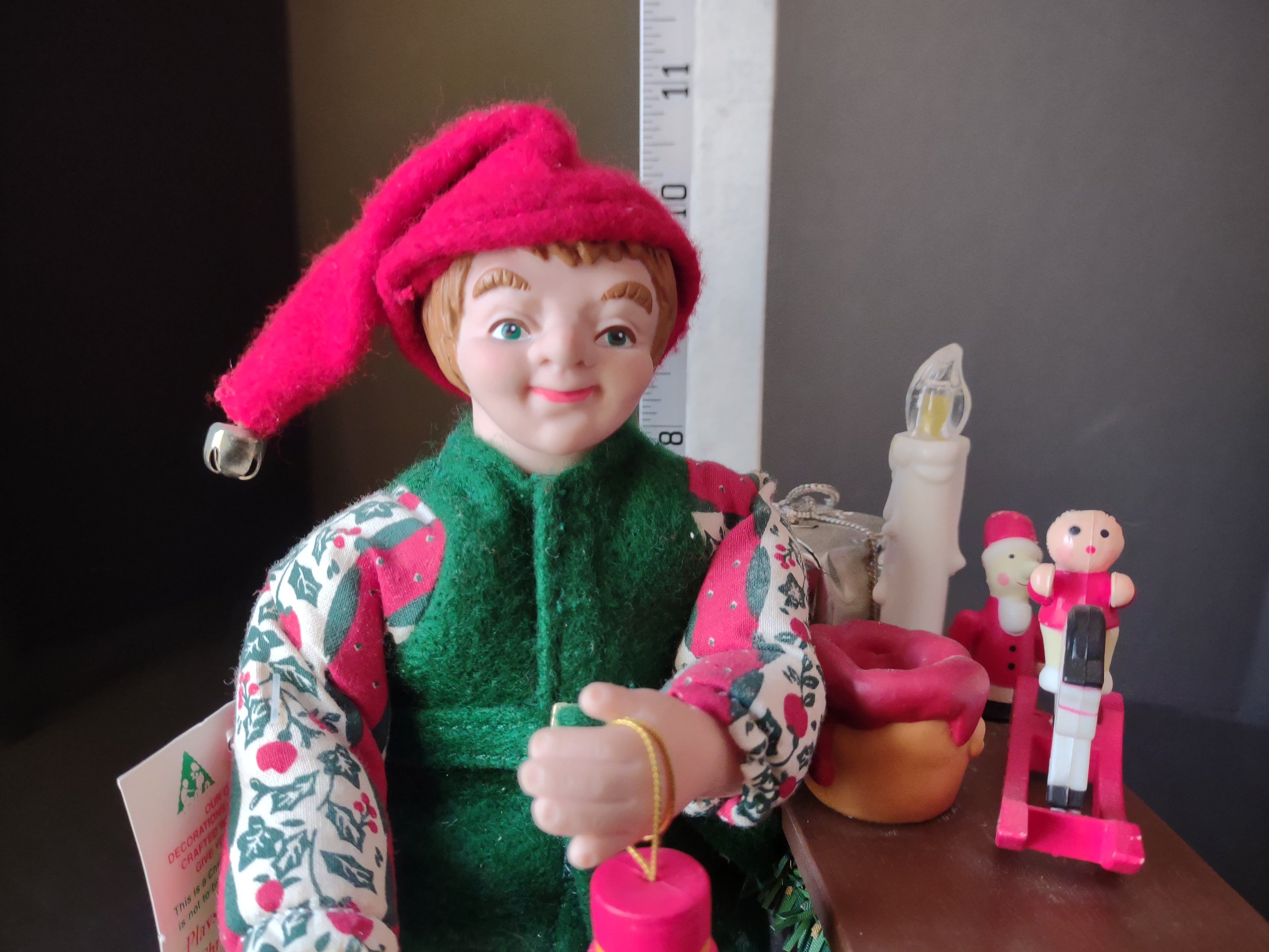 Vintage Christmas Musical Holiday Scene Plays Songs Elf (lot 1428)