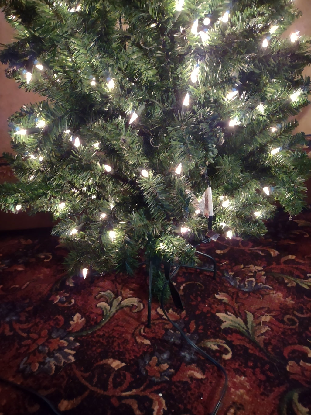 Christmas Slim Artificial Prelit 6 ft Tree (lot 3408)