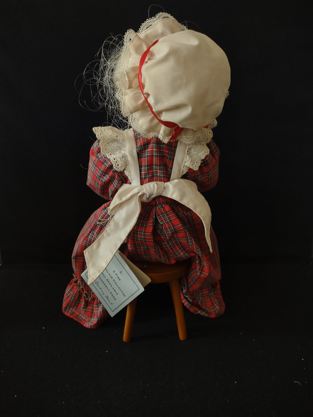 Christmas Danbury Mint Sitting Porcelain Mrs Claus Stool Basket Pallet (Lot 3753