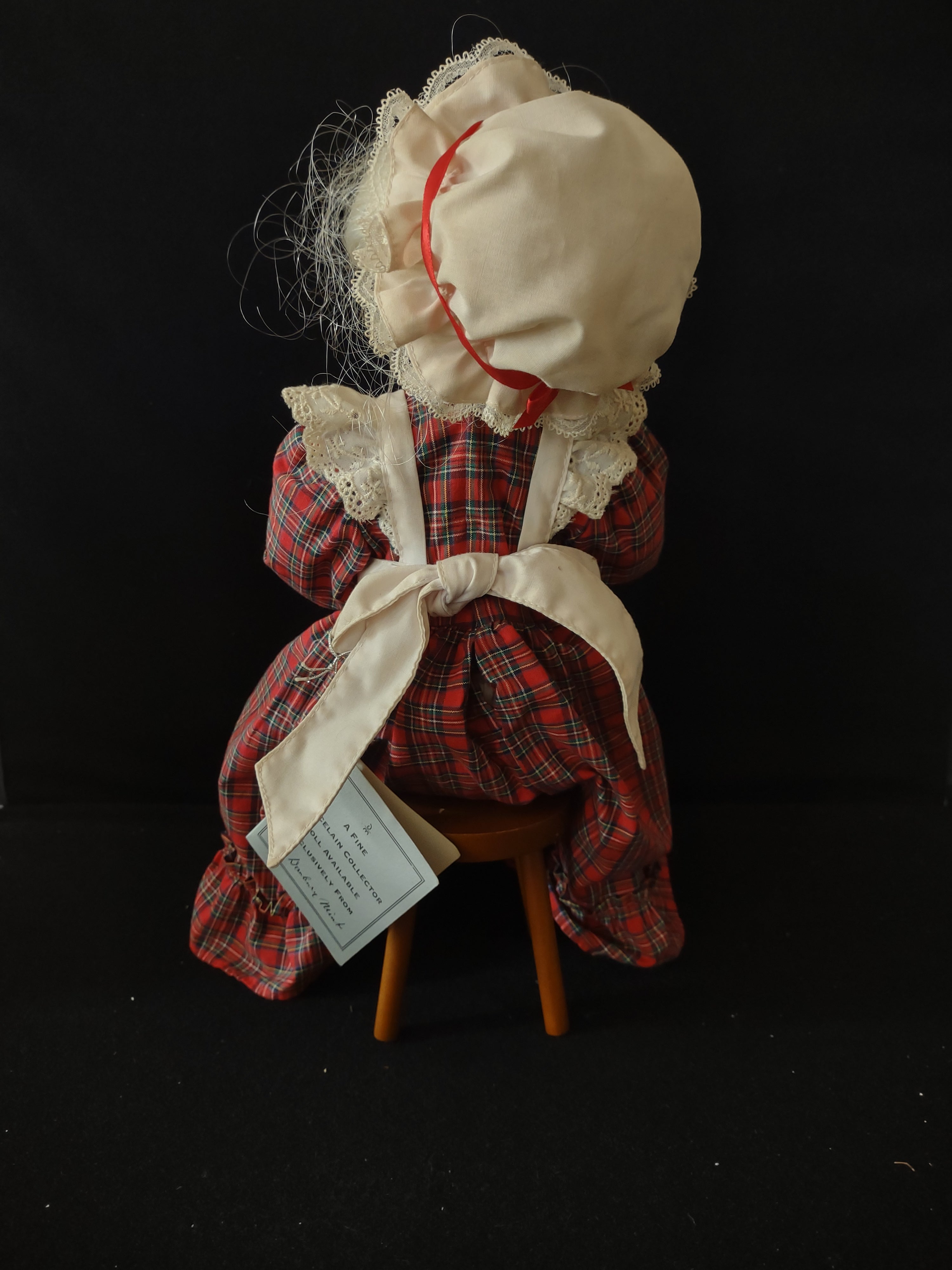 Christmas Danbury Mint Sitting Porcelain Mrs Claus Stool Basket Pallet (Lot 3753