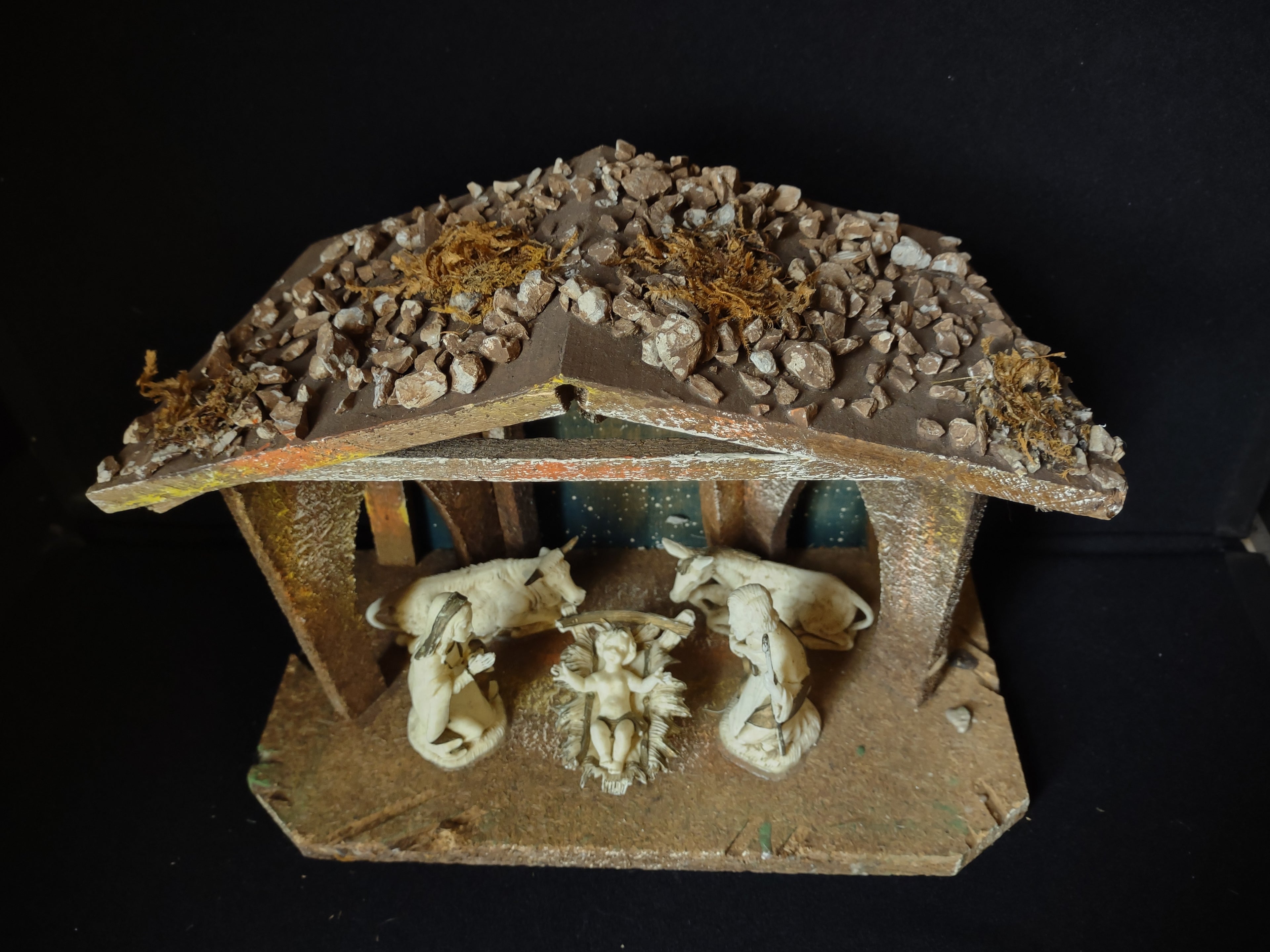 Christmas Nativity Scene Figurines Attached (lot 1596)