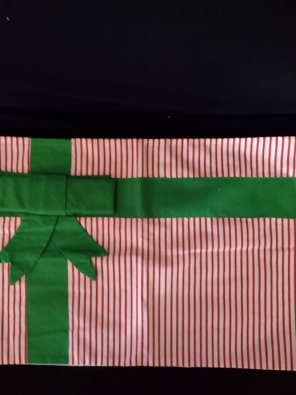 Christmas Gift Placemats Bow Napkins Set Of 4 (Lot 4373)