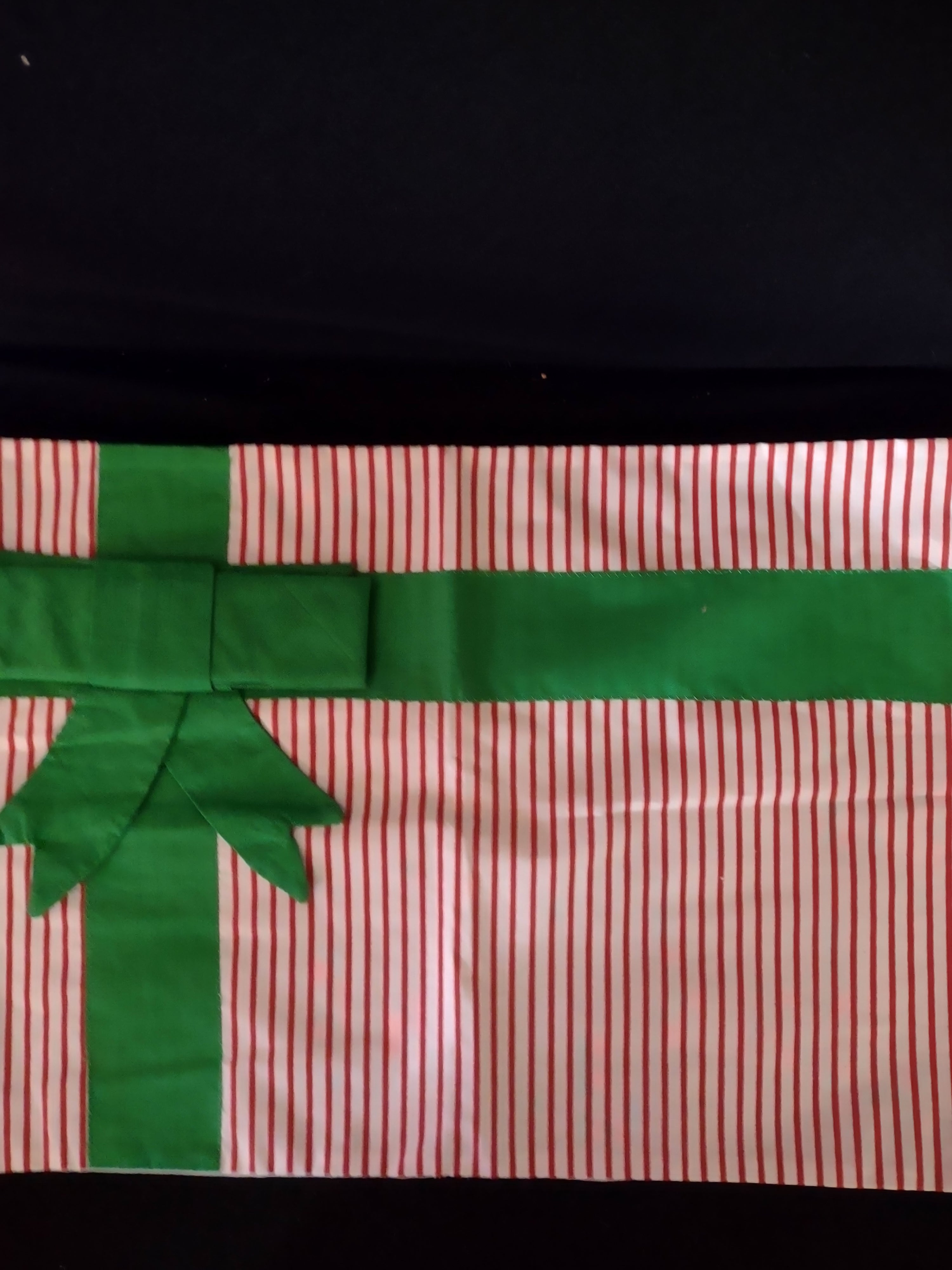 Christmas Gift Placemats Bow Napkins Set Of 4 (Lot 4373)