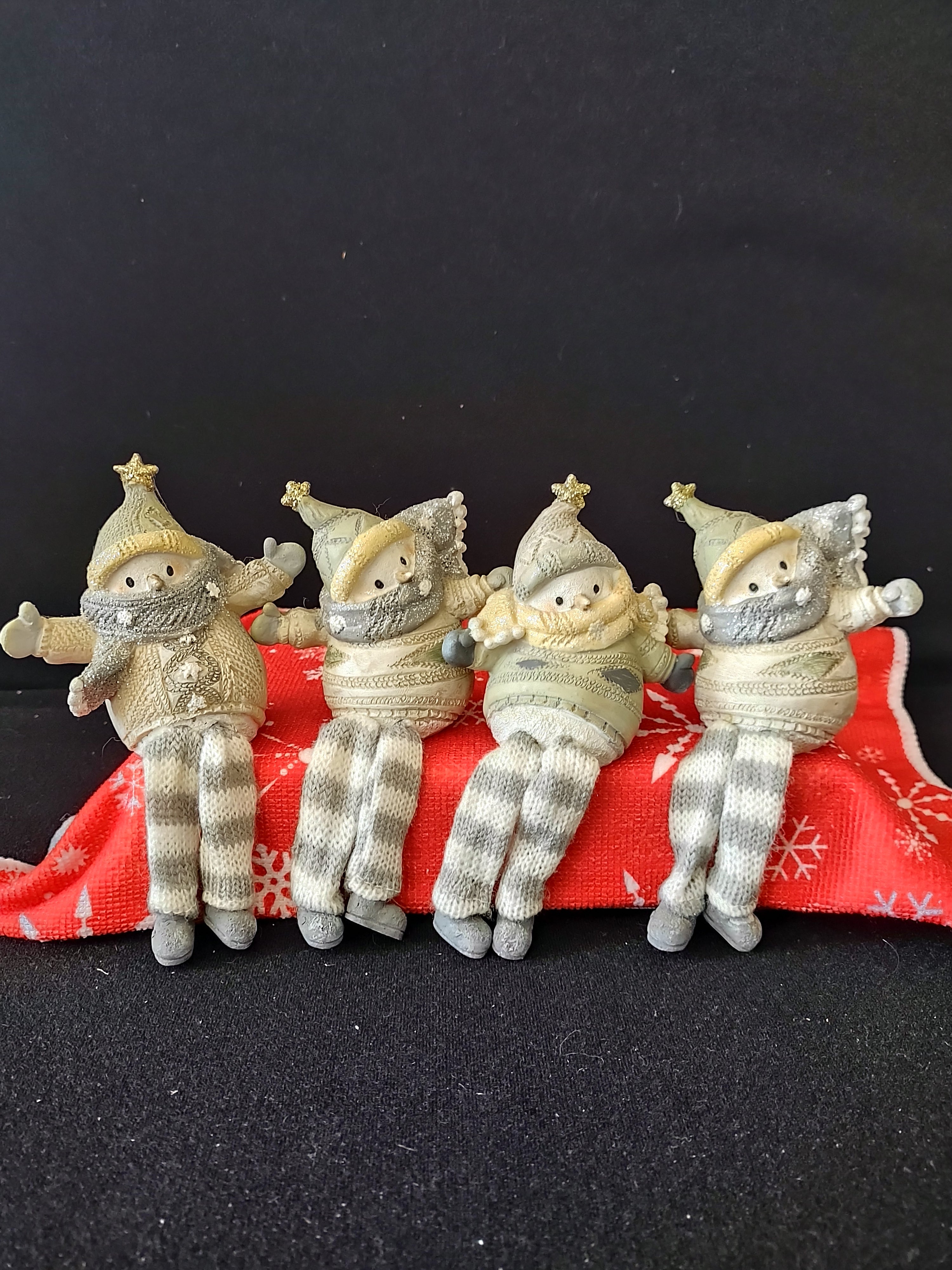 Christmas 4 Snowman Shelf Sitters Grey Beige Beanie Caps Star (Lot 3807)