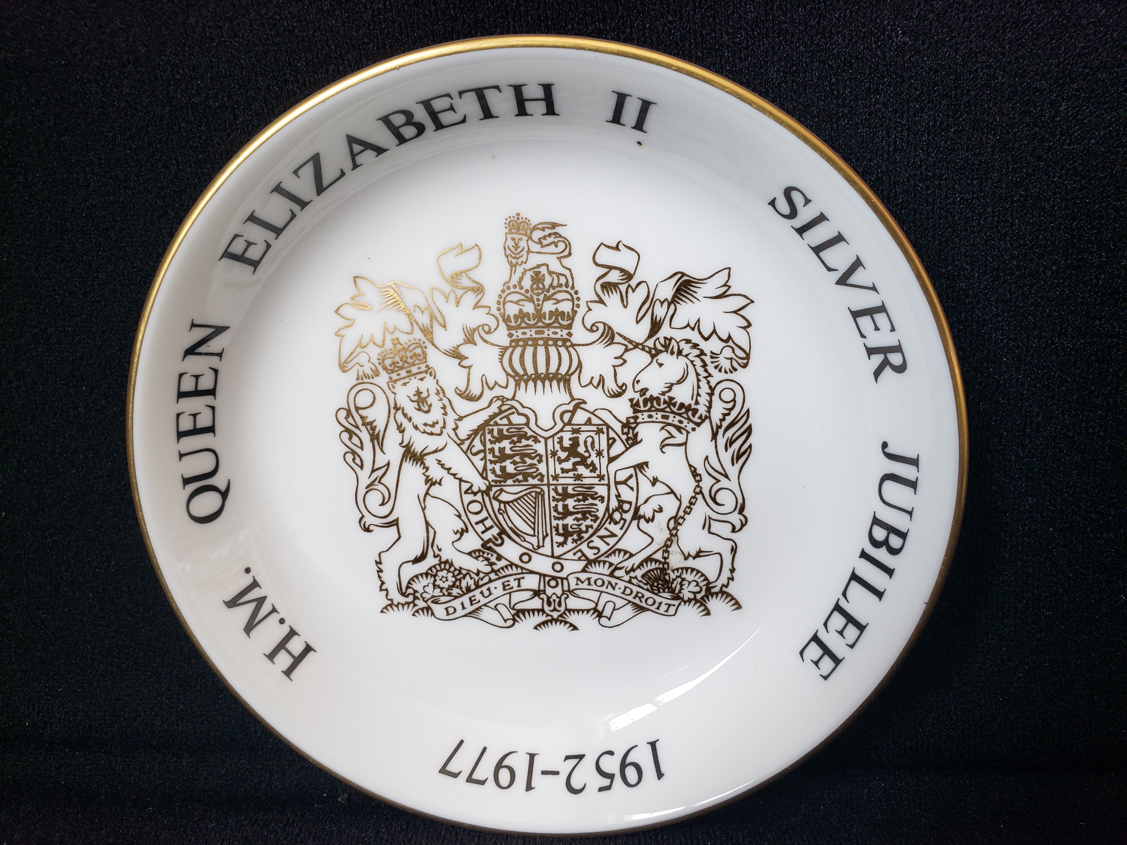 Vintage Royal Worcester H.M. Queen Elizabeth II Jubilee Dish 4-1/2" (lot 2085)