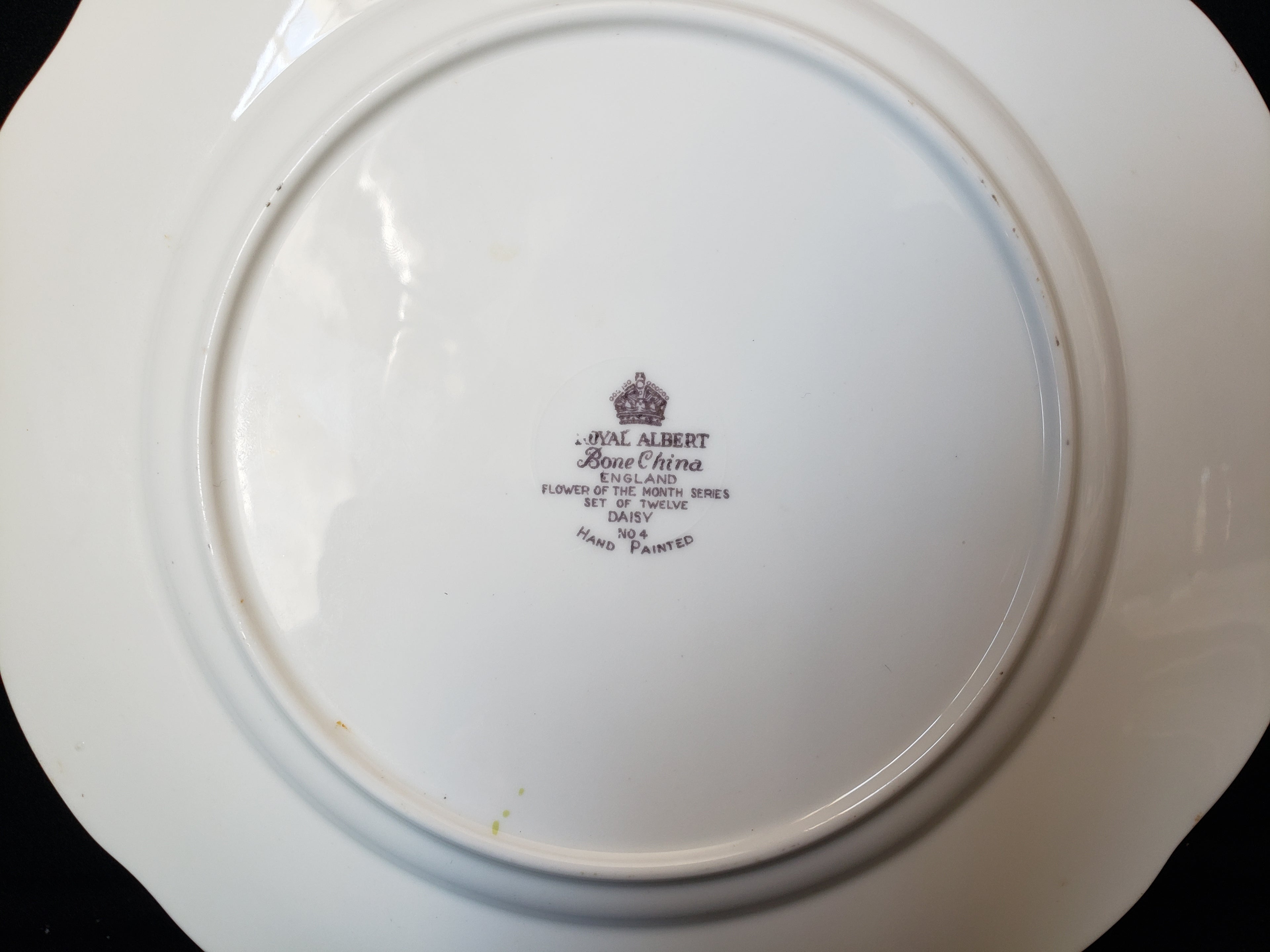 Vintage Royal Albert Daisy Dessert or Salad 8" Plate Flower of the Month (lot 2041)