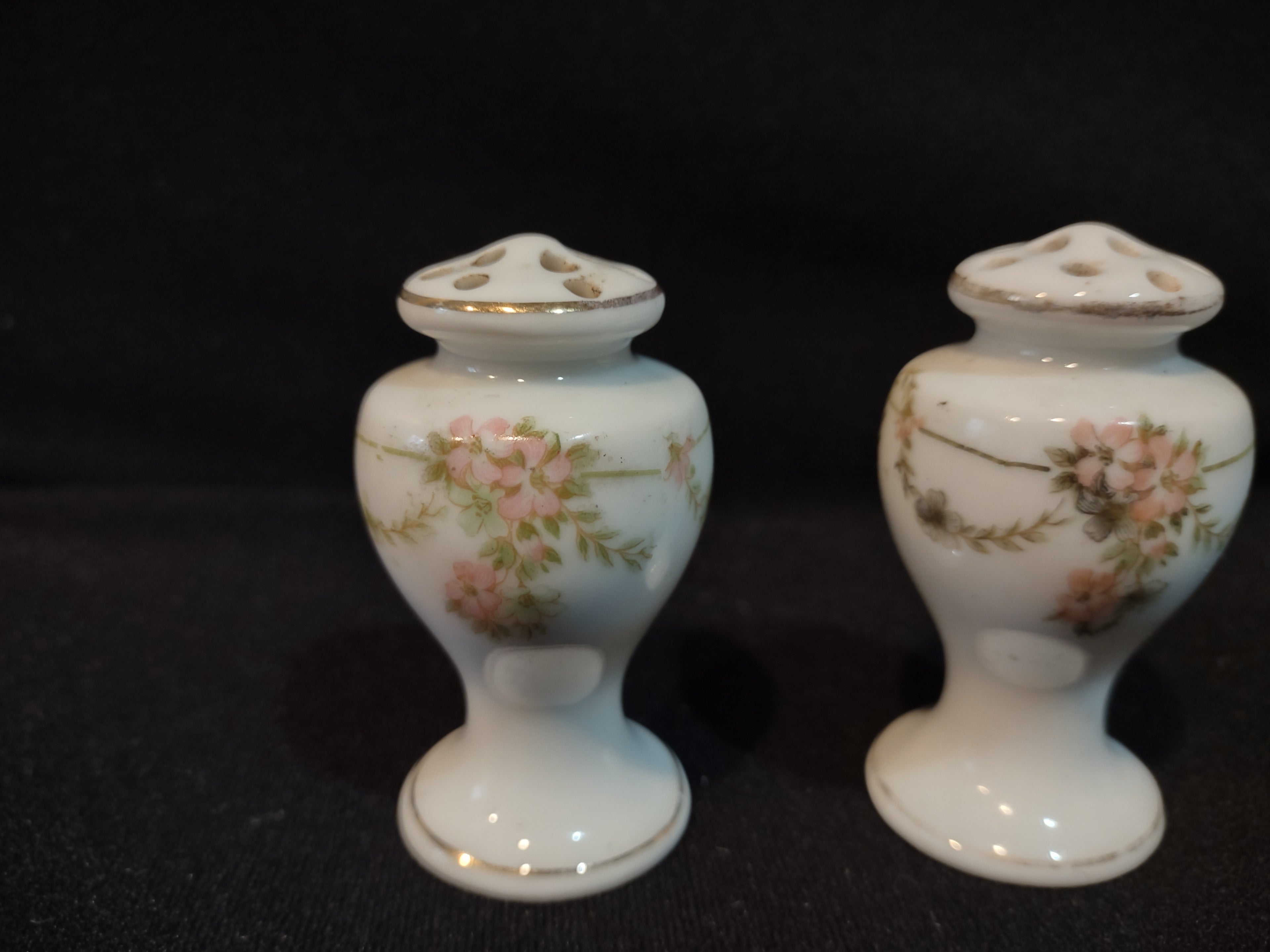 Vintage Small Salt and Pepper Shaker Japan Garland Floral (lot 5368)
