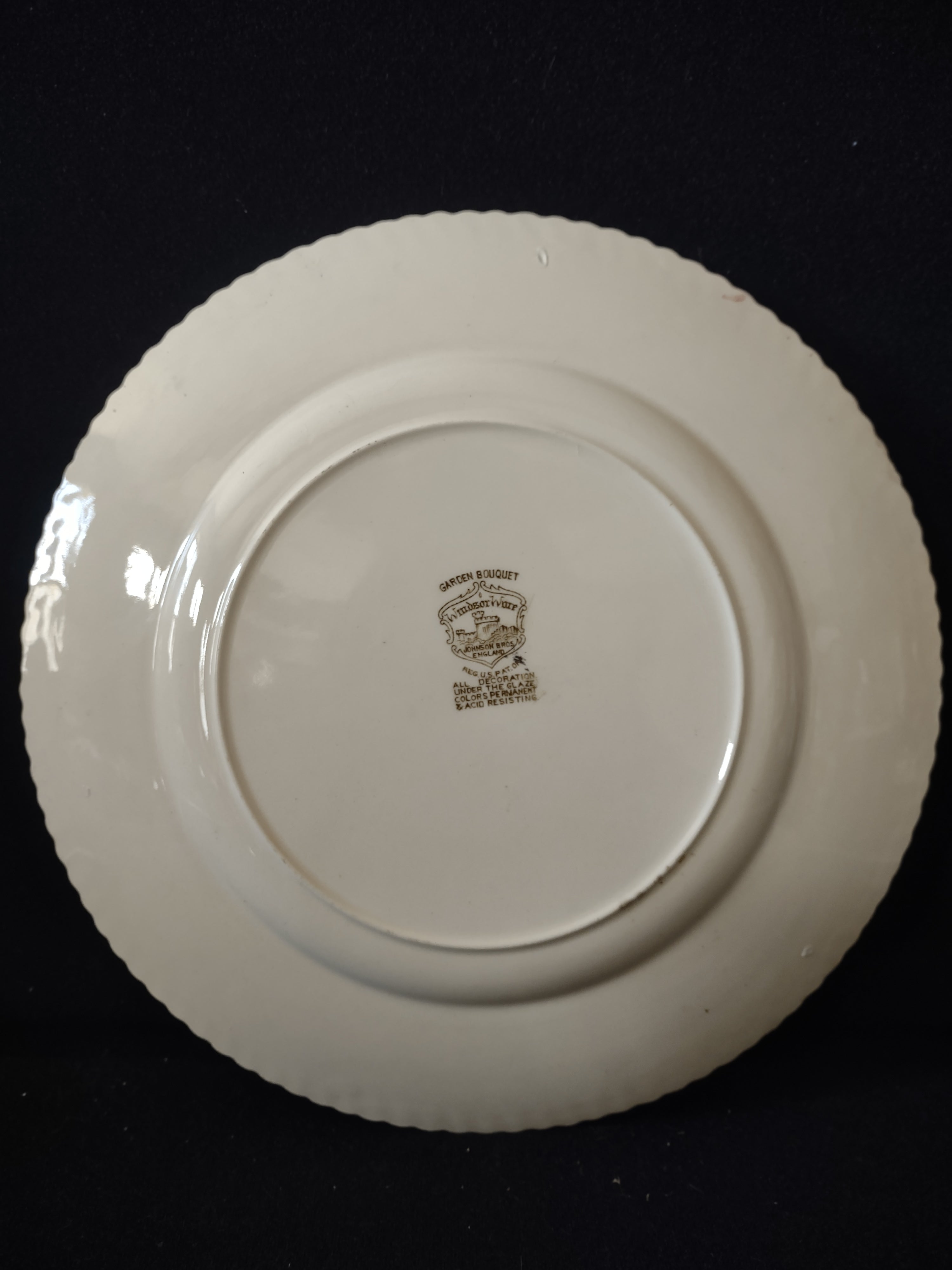 Vintage Johnson Bros Garden Bouquet Ironstone England Dinner Plate (lot 5613)