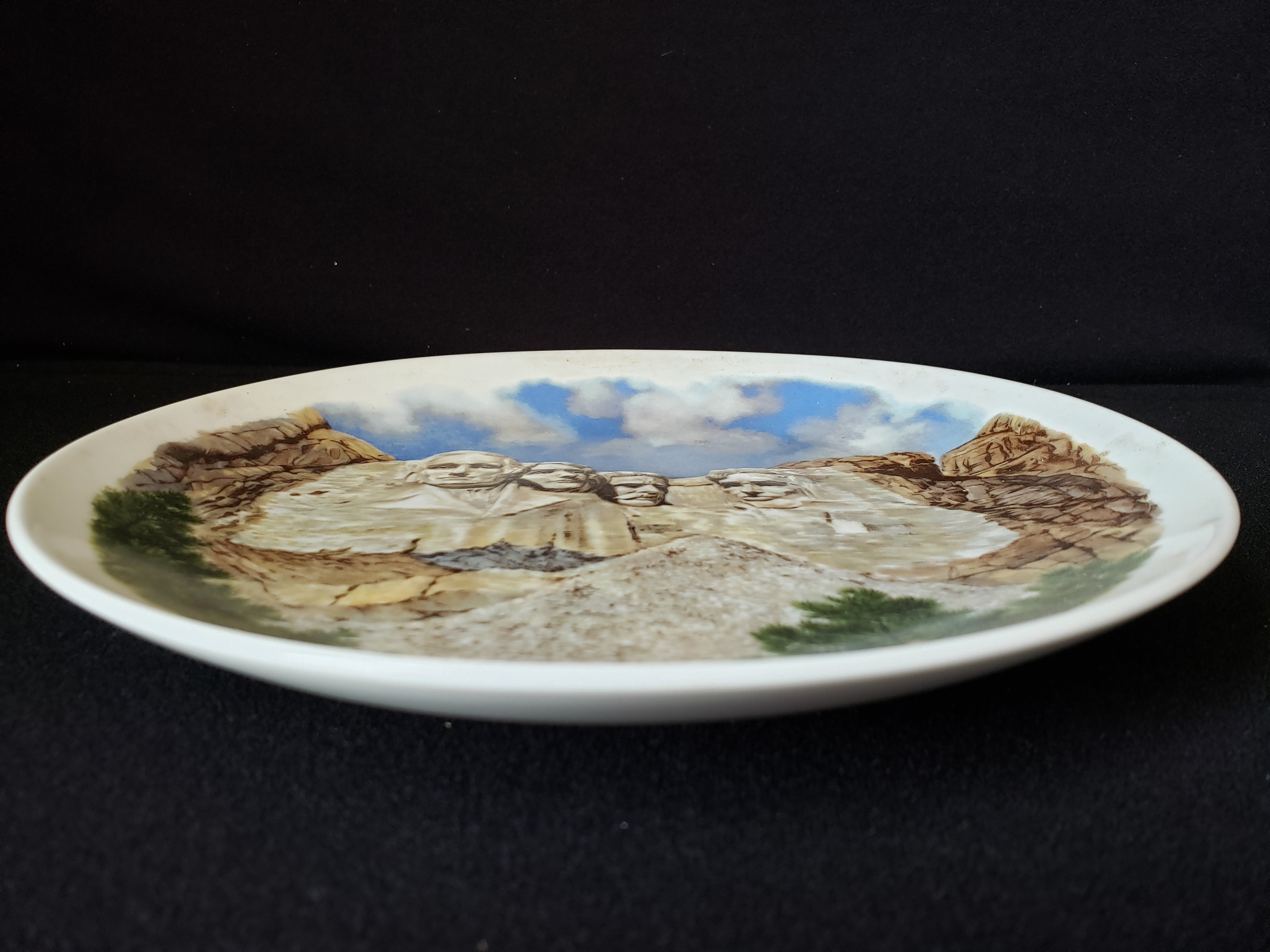 Decorative Collectible Patriotic Plate Mount Rushmore 8-1/2" (lot 2162)