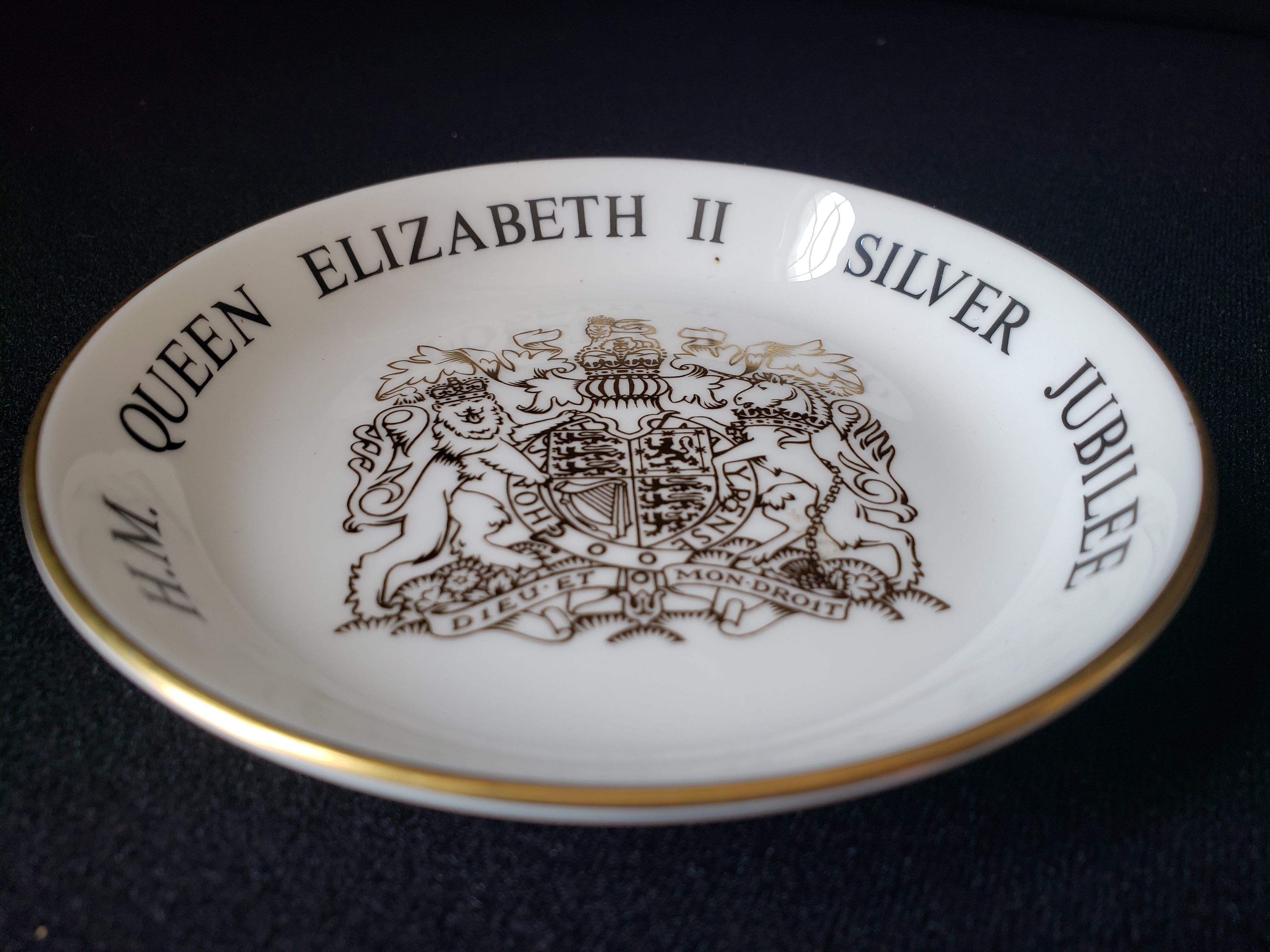 Vintage Royal Worcester H.M. Queen Elizabeth II Jubilee Dish 4-1/2" (lot 2085)