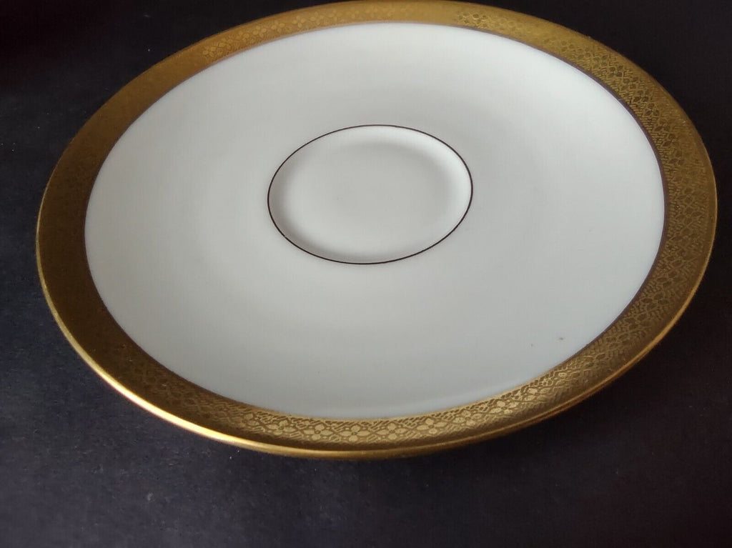 Haviland Limoges France Sophisticated Gold Trim White Teacup & Saucer (lot 656)