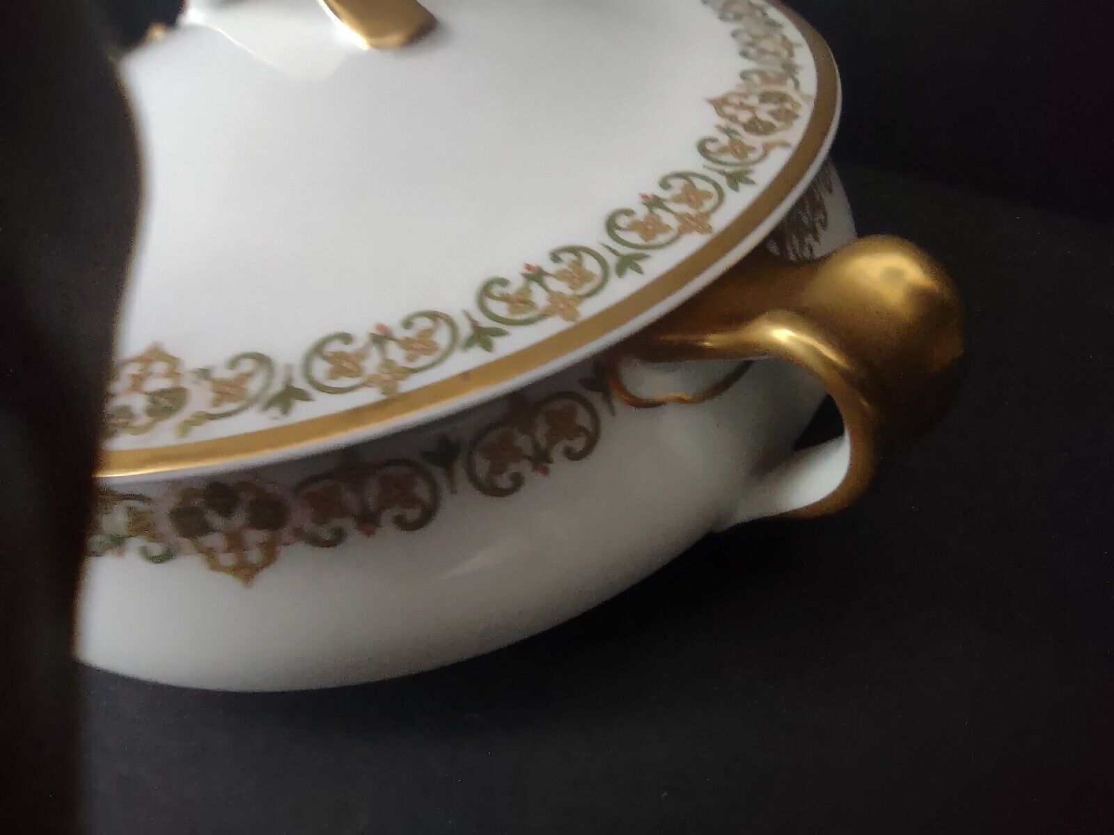 Haviland Limoges Round Soup Tureen Four Leaf Flower Green Red (lot 527)