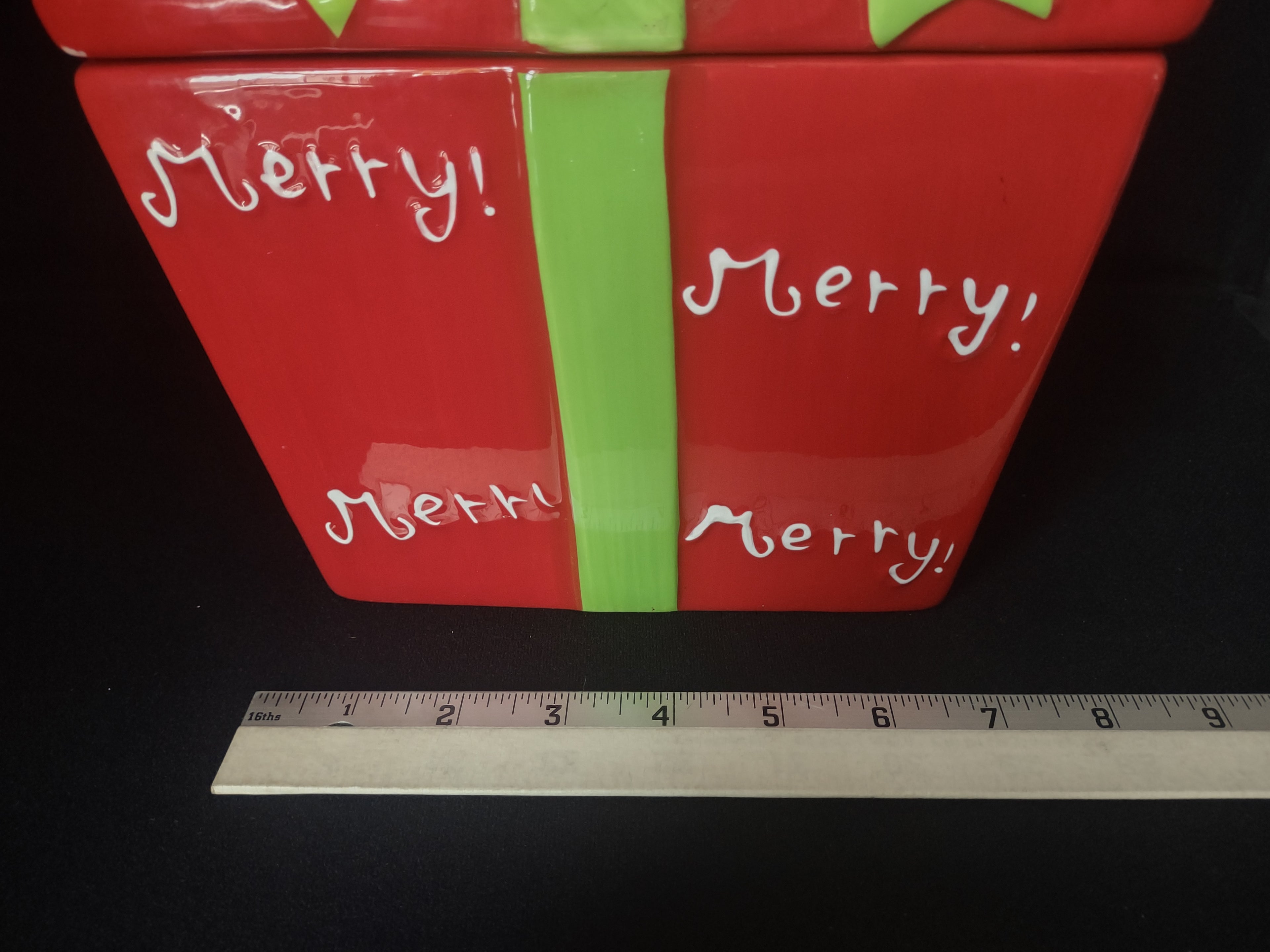 Christmas Gift Box Cookie Jar (lot 1713)