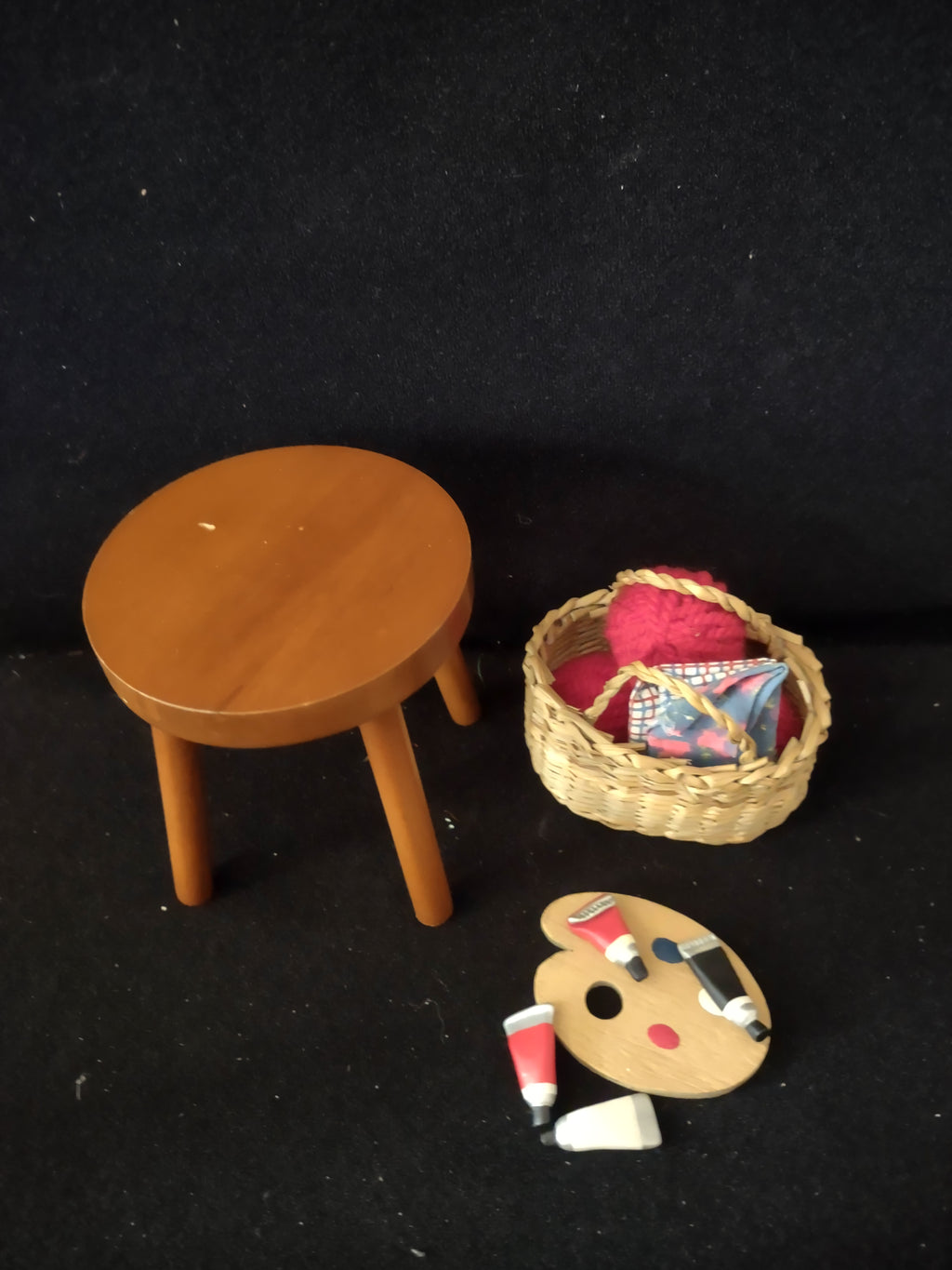 Christmas Danbury Mint Sitting Porcelain Mrs Claus Stool Basket Pallet (Lot 3753