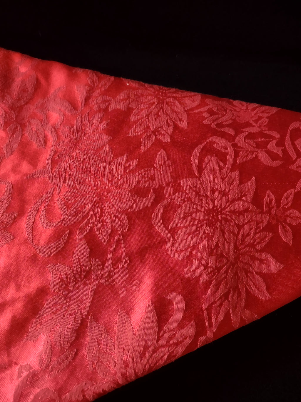 Vintage Christmas 2 Different Red Round Tablecloth Poinsettia Pattern (Lot 4689)
