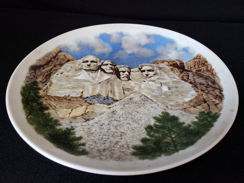 Decorative Collectible Patriotic Plate Mount Rushmore 8-1/2" (lot 2162)