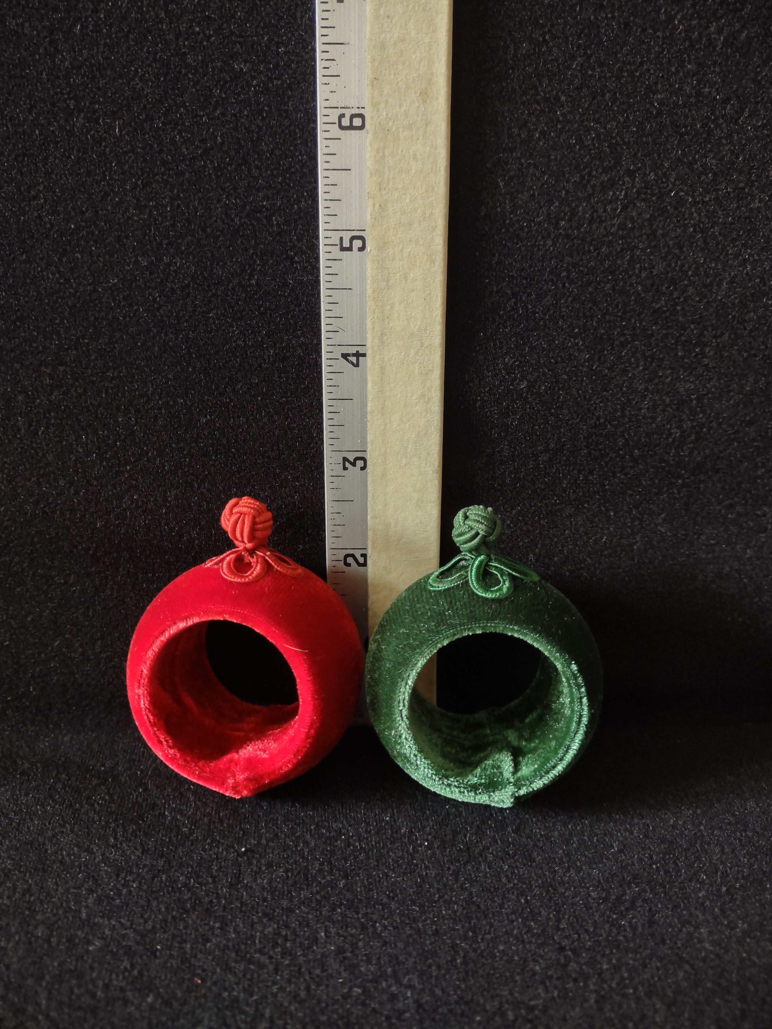 Holiday Velvet Napkin Rings Decorative Knots 10 Red 2 Green (Lot 4323)