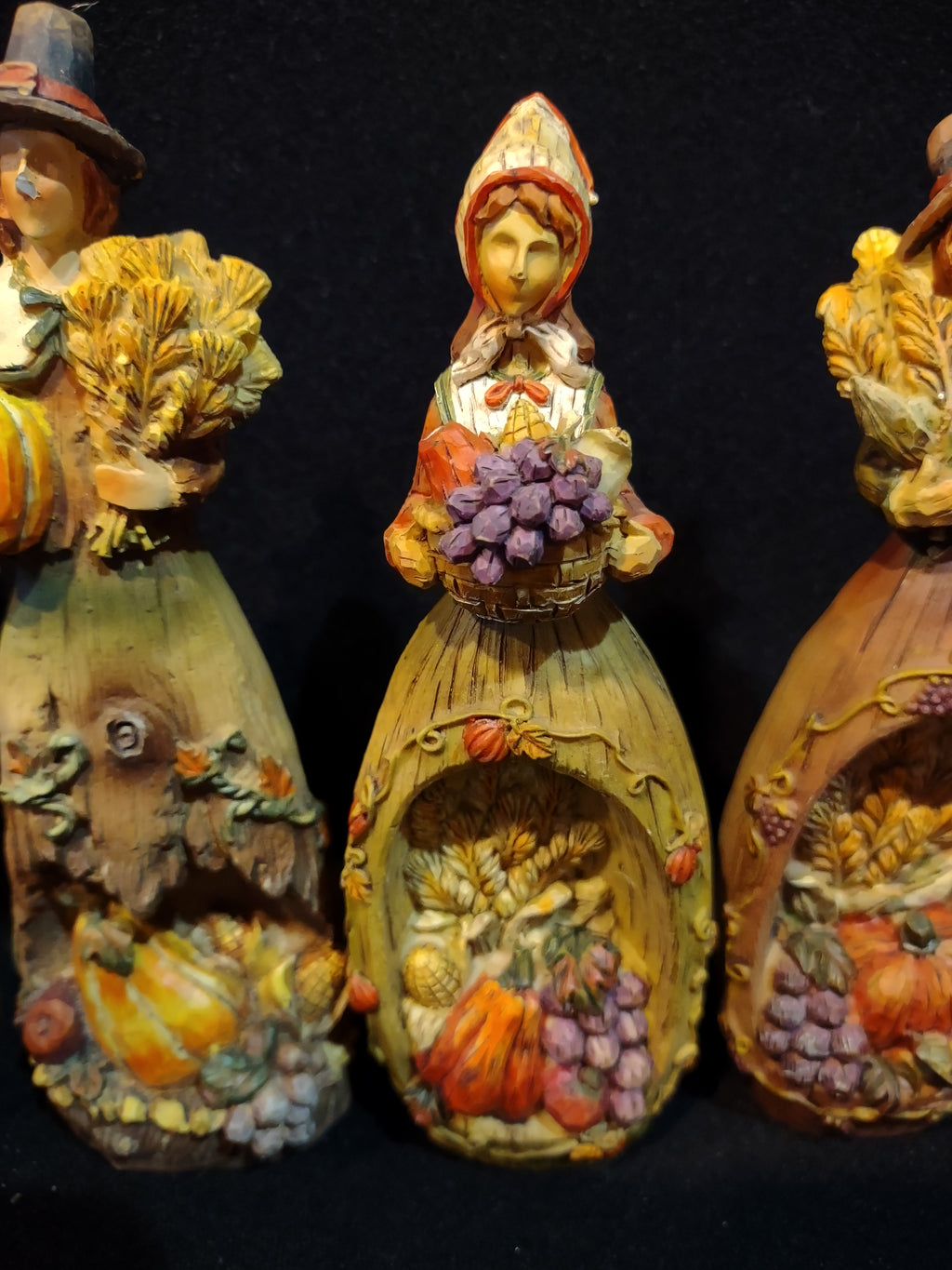 Thanksgiving Holiday Pilgrim Family Pumpkins Grapes Corn Wheat (Lot 4609)