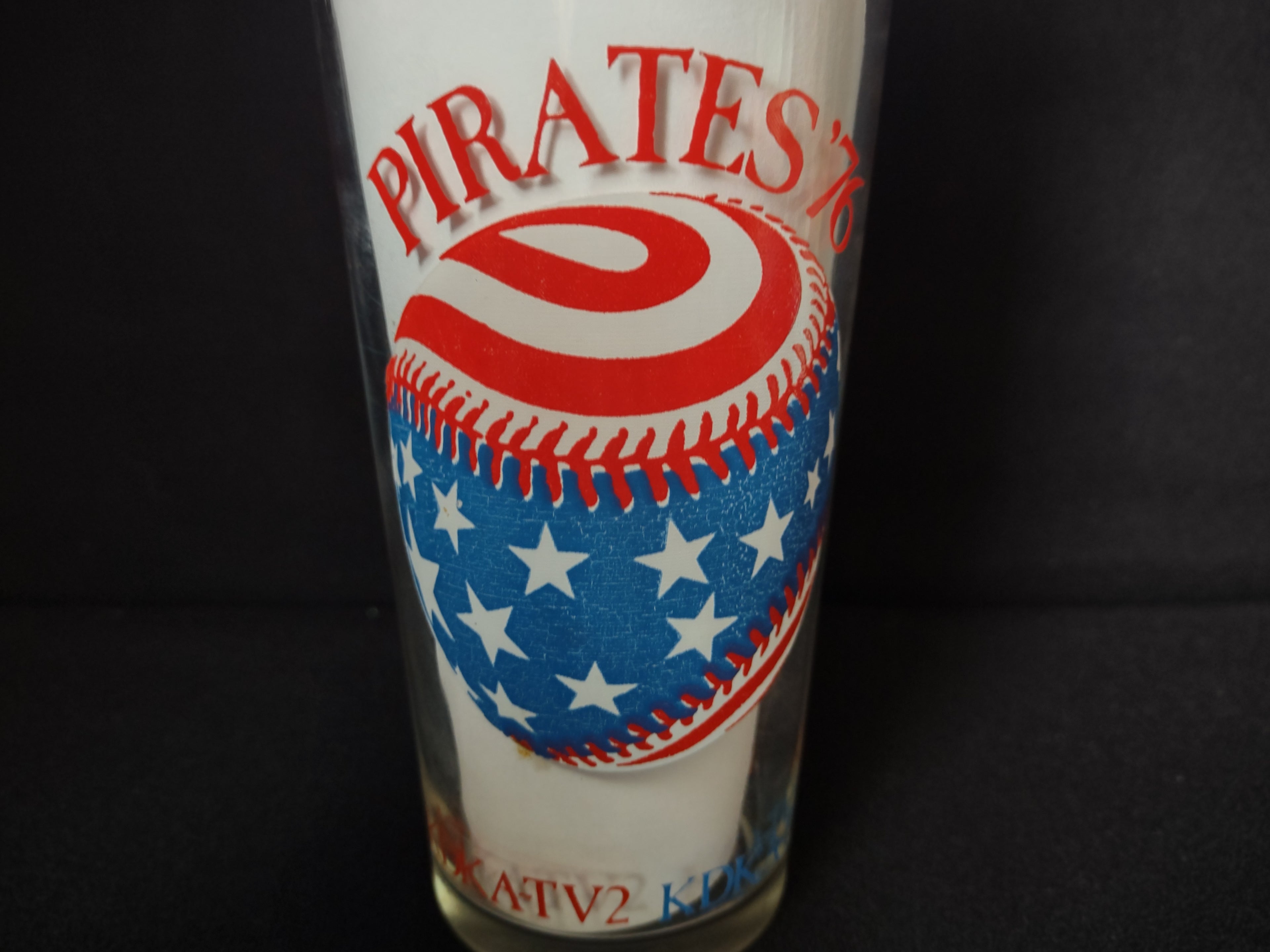Pittsburgh Pirates KDKA TV-2 Red White Blue Baseball Glass Vintage (lot 1556)