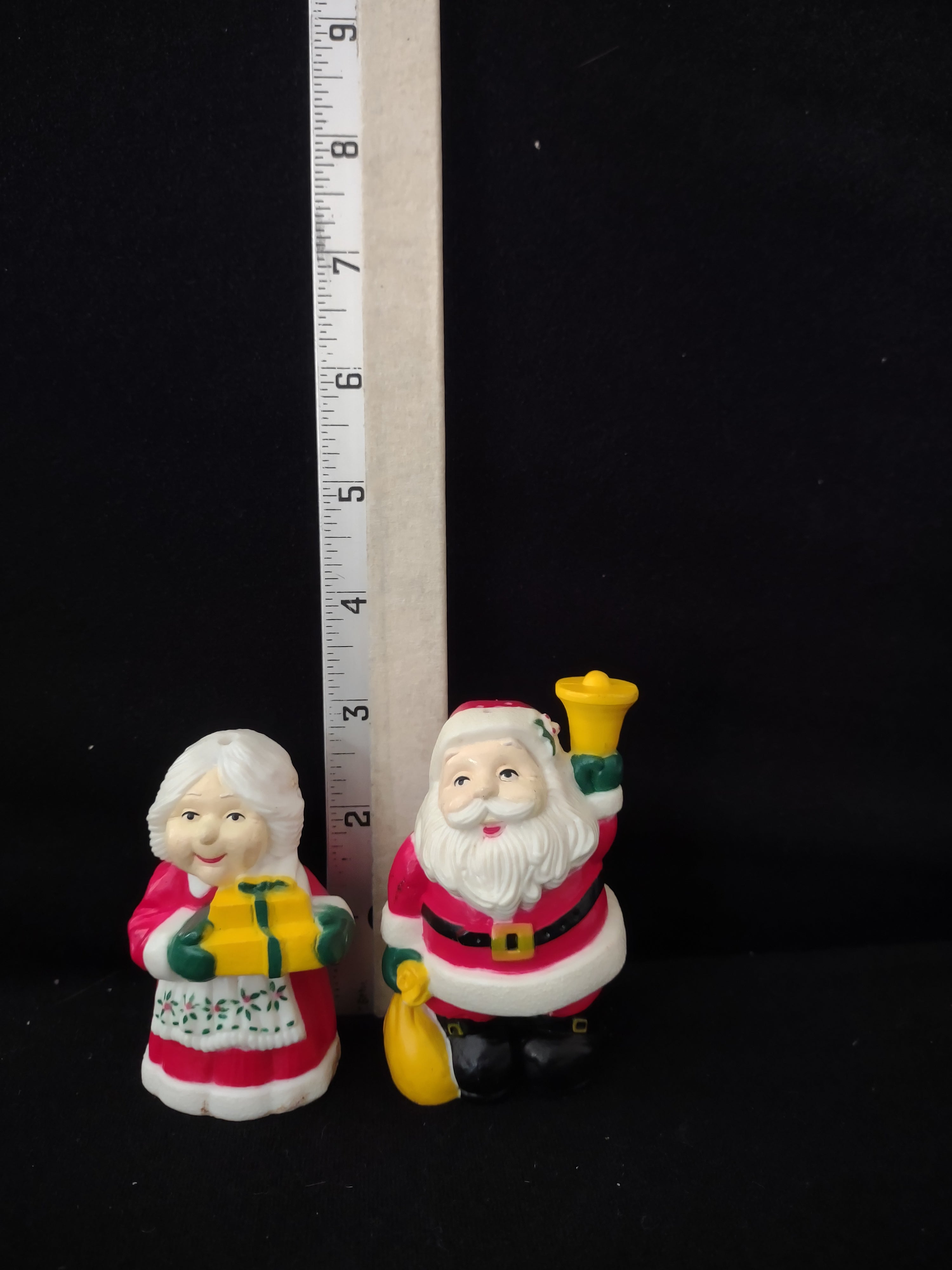 Vintage Christmas Santa Claus Mrs Claus Salt Pepper Set (Lot 4085)