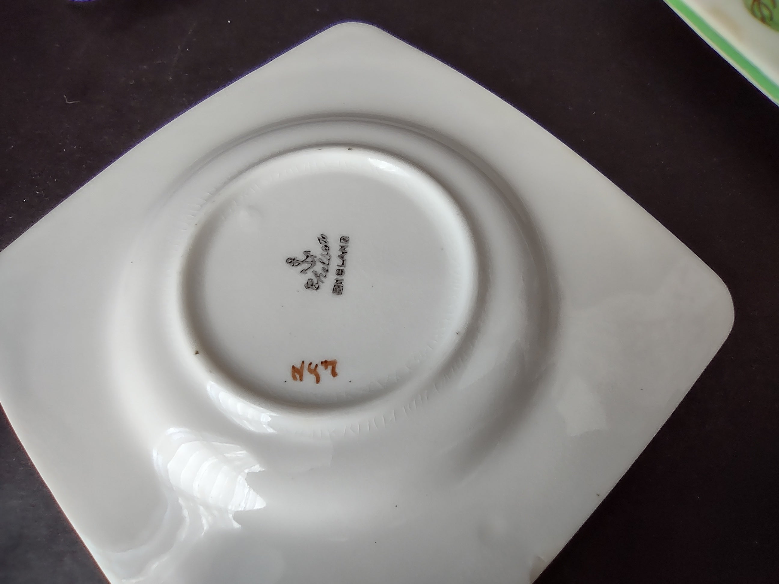 England Chelsea Set of 4 Small Square plates Apple Design (lot 1132)