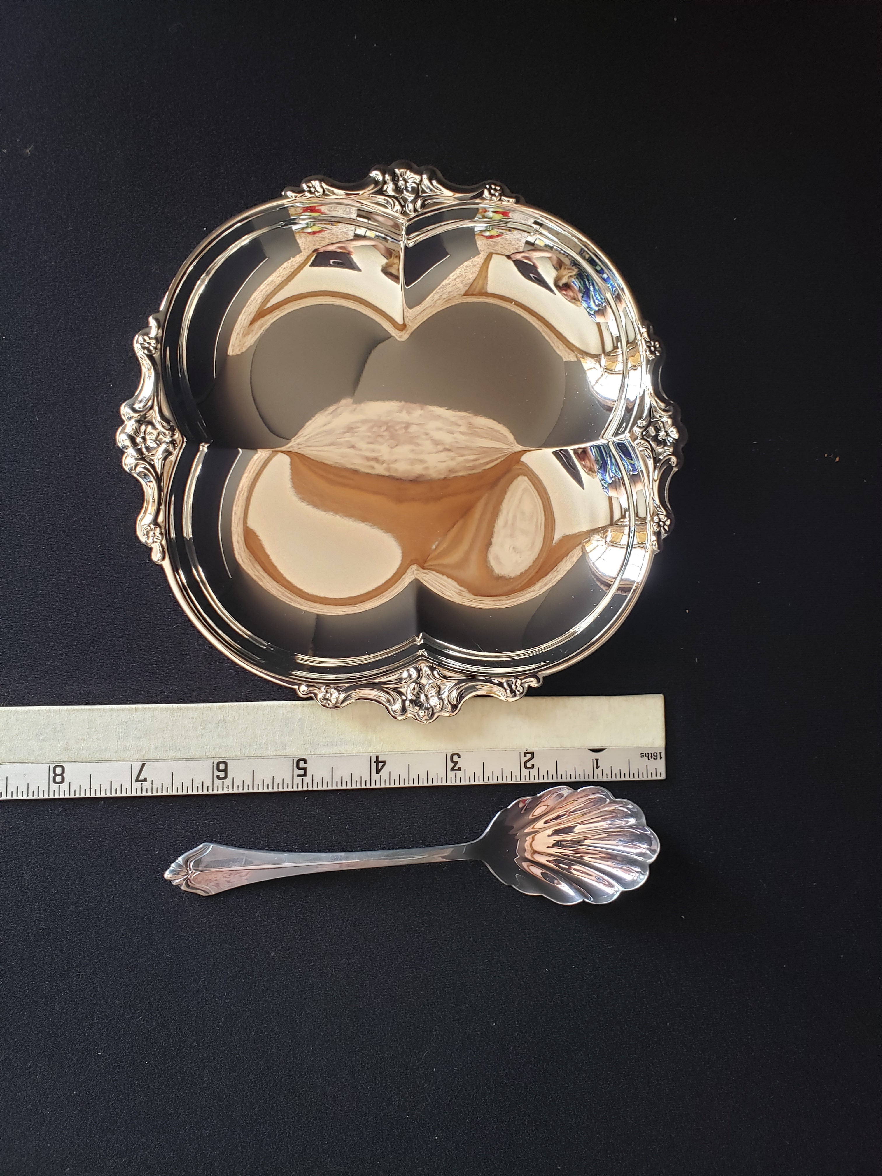 Vintage Oneida Silverplated 2 piece Party Dessert Set Tray Spoon (lot 2169)