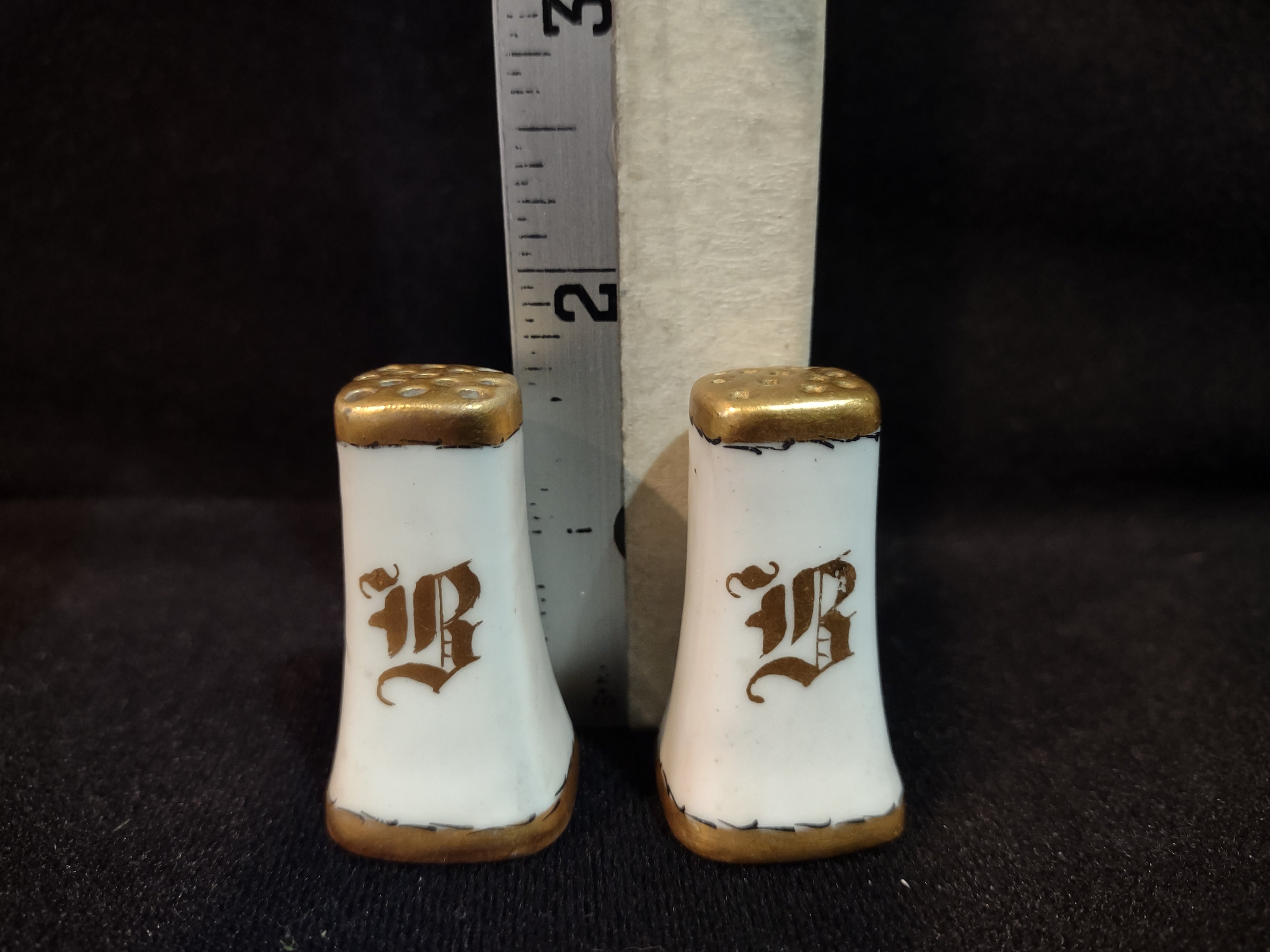 Vintage Small Salt and Pepper Shaker Golden White Monogrammed B (lot 5367)