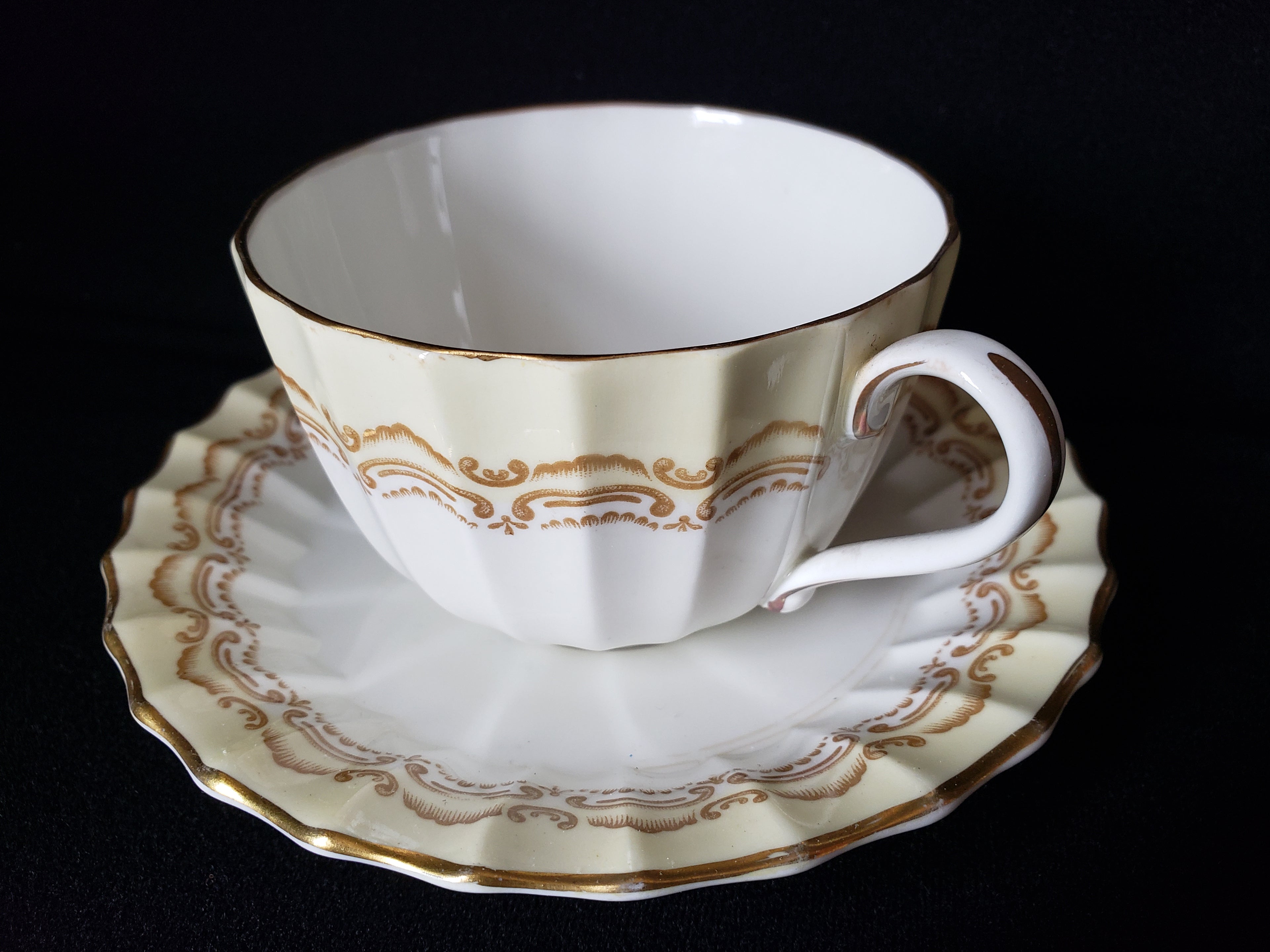Vintage Royal Worcester Cromwell Tea Cup (lot 2100)