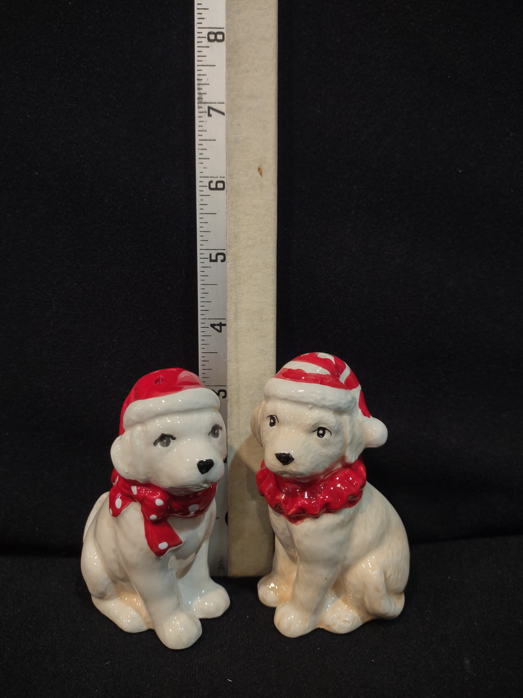 Vintage Christmas Ceramic Dog Puppy Salt Pepper Red Hats Scarves (Lot 4099)