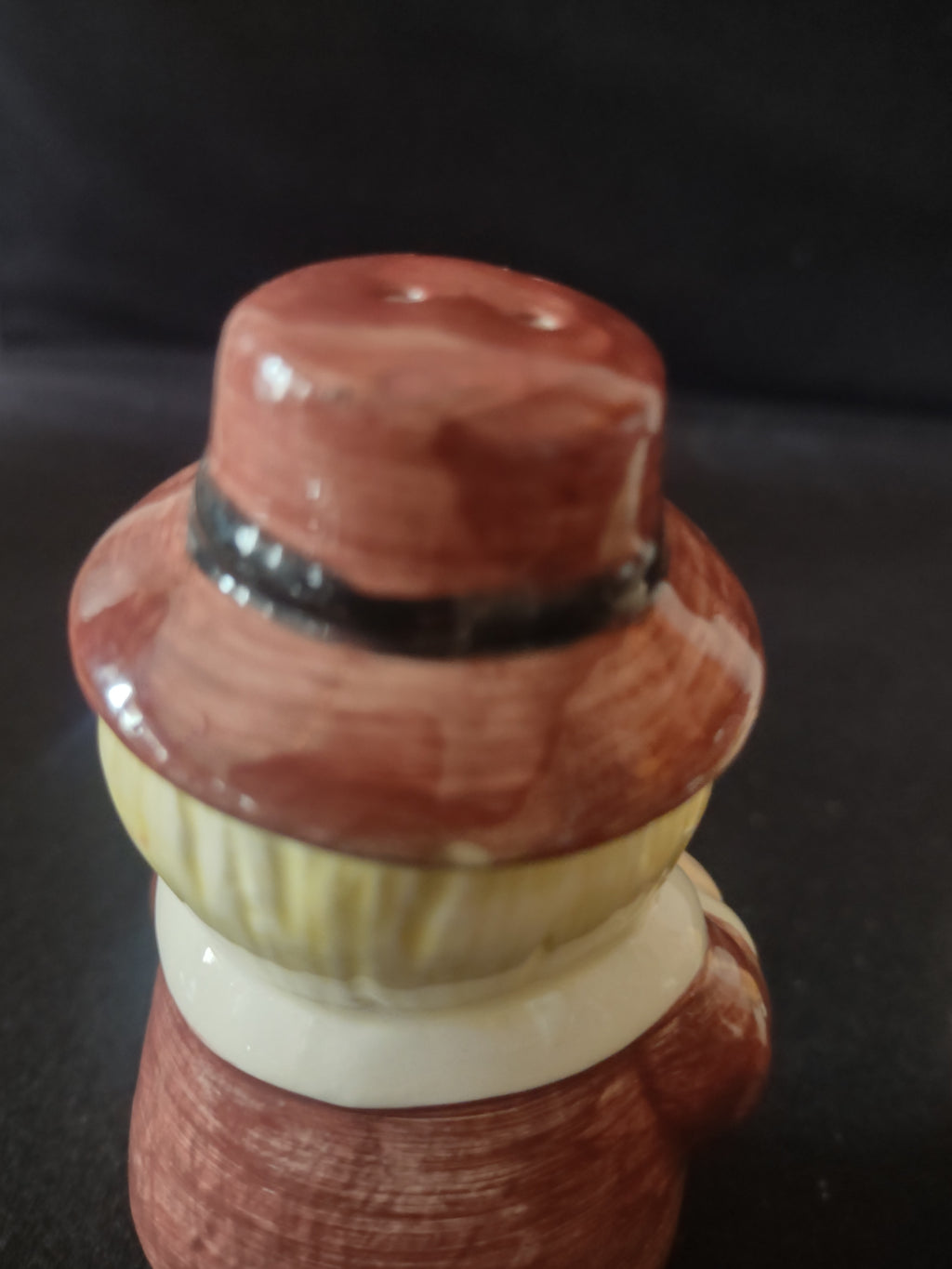 Thanksgiving/Fall Ceramic Pilgrim Salt And Pepper Shakers (Lot 3445)