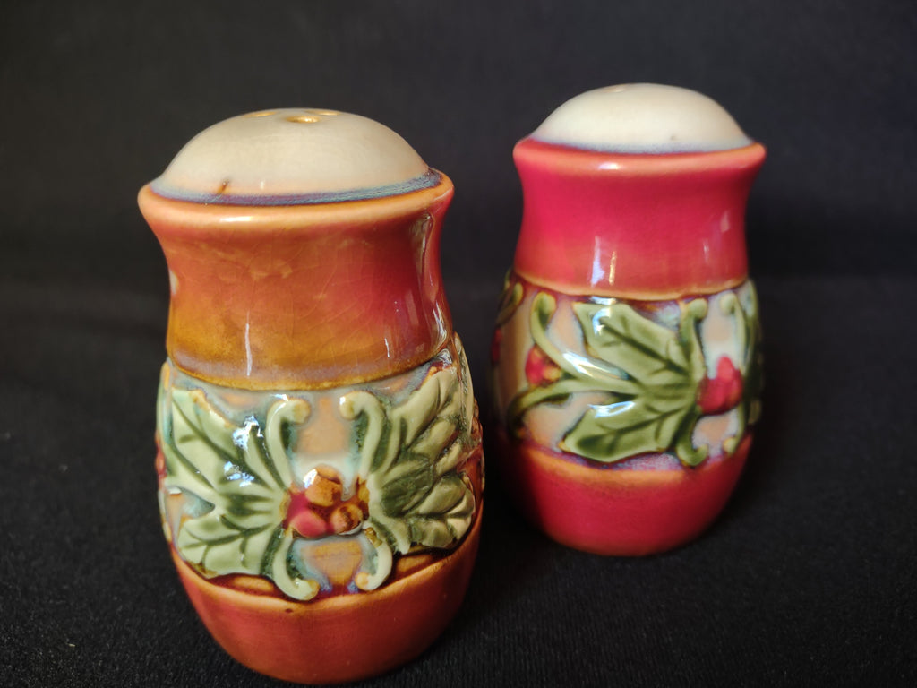 Holiday Thanksgiving Christmas Salt Pepper Shaker Poinsettia Ceramic (lot 1696)