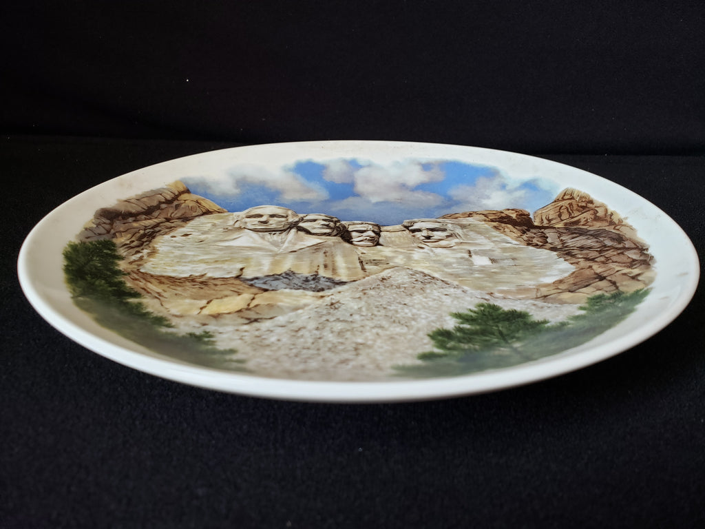 Decorative Collectible Patriotic Plate Mount Rushmore 8-1/2" (lot 2162)