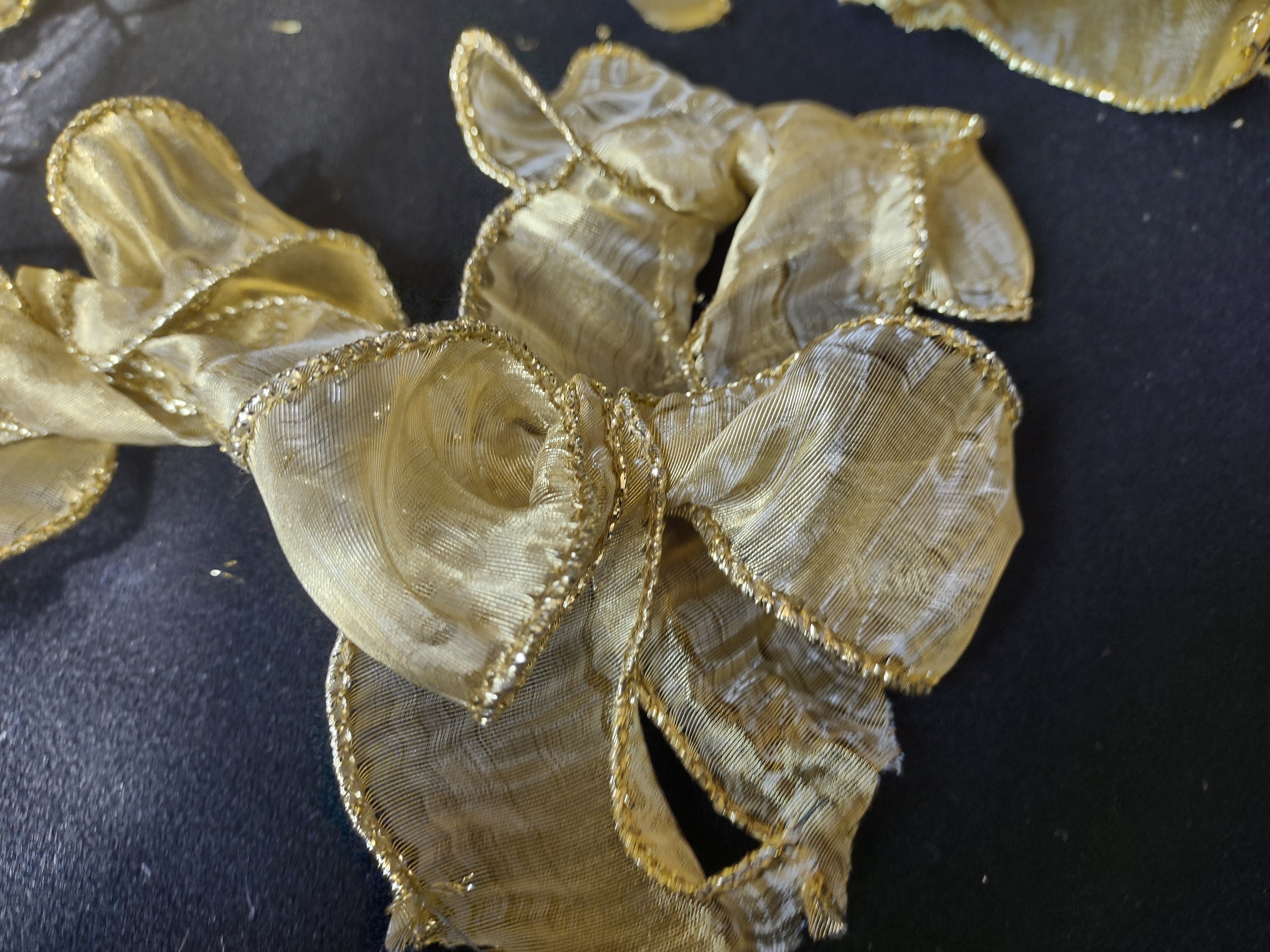 Lot of 27 Golden Ribbon Bows Christmas (lot 1702)