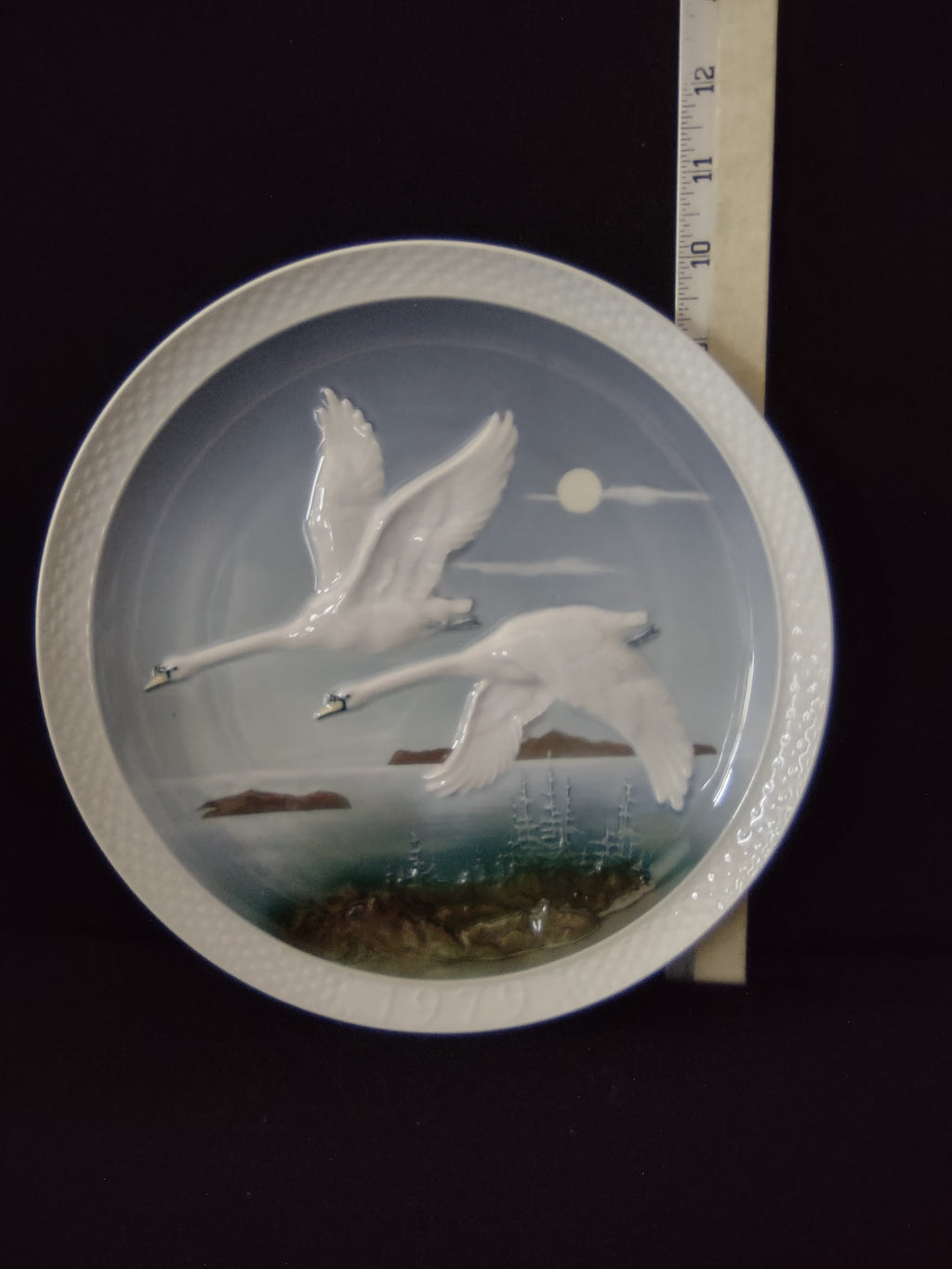 Vintage Hutschenreuther Heading South Swans 1979 Collector Plate (Lot 4021)