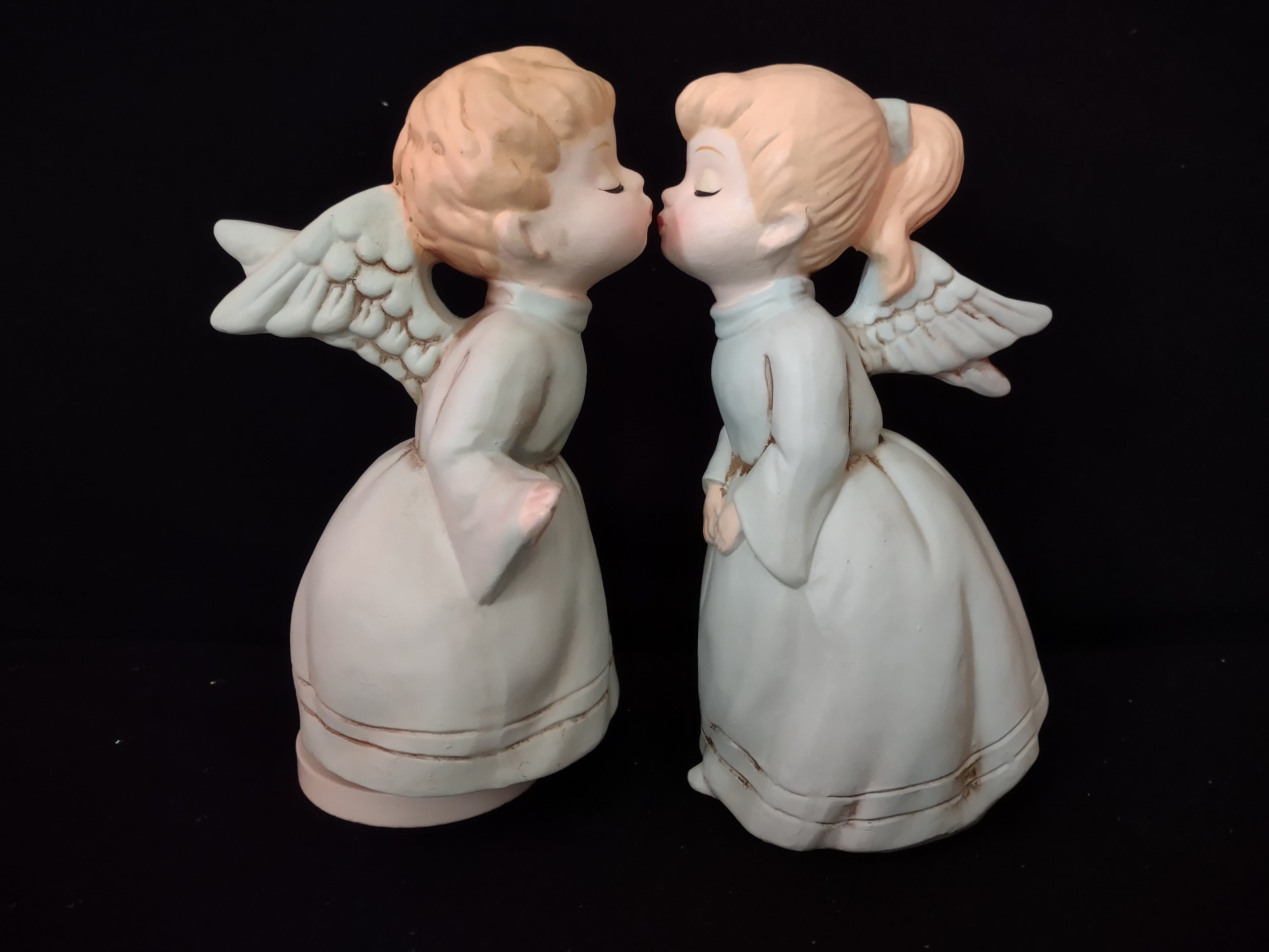 Vintage Ceramic Kissing Angels Japan Musical Where Do I Begin (Lot 3979)