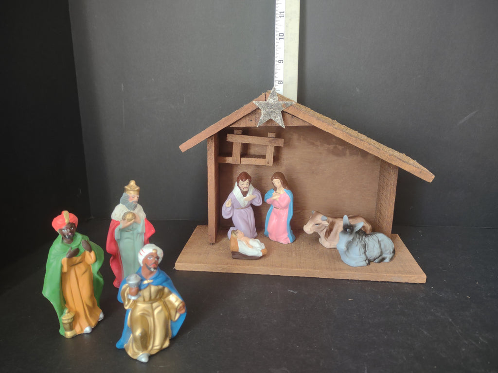 Vintage Japan Nativity Set Ceramic with Creche (lot 2305)