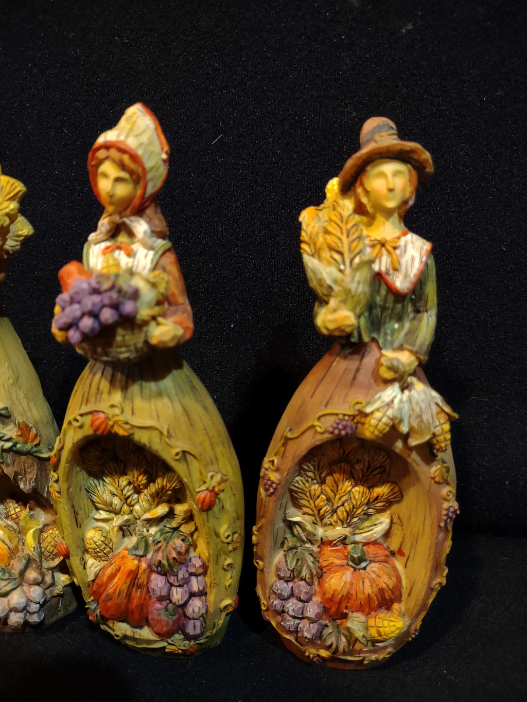 Thanksgiving Holiday Pilgrim Family Pumpkins Grapes Corn Wheat (Lot 4609)