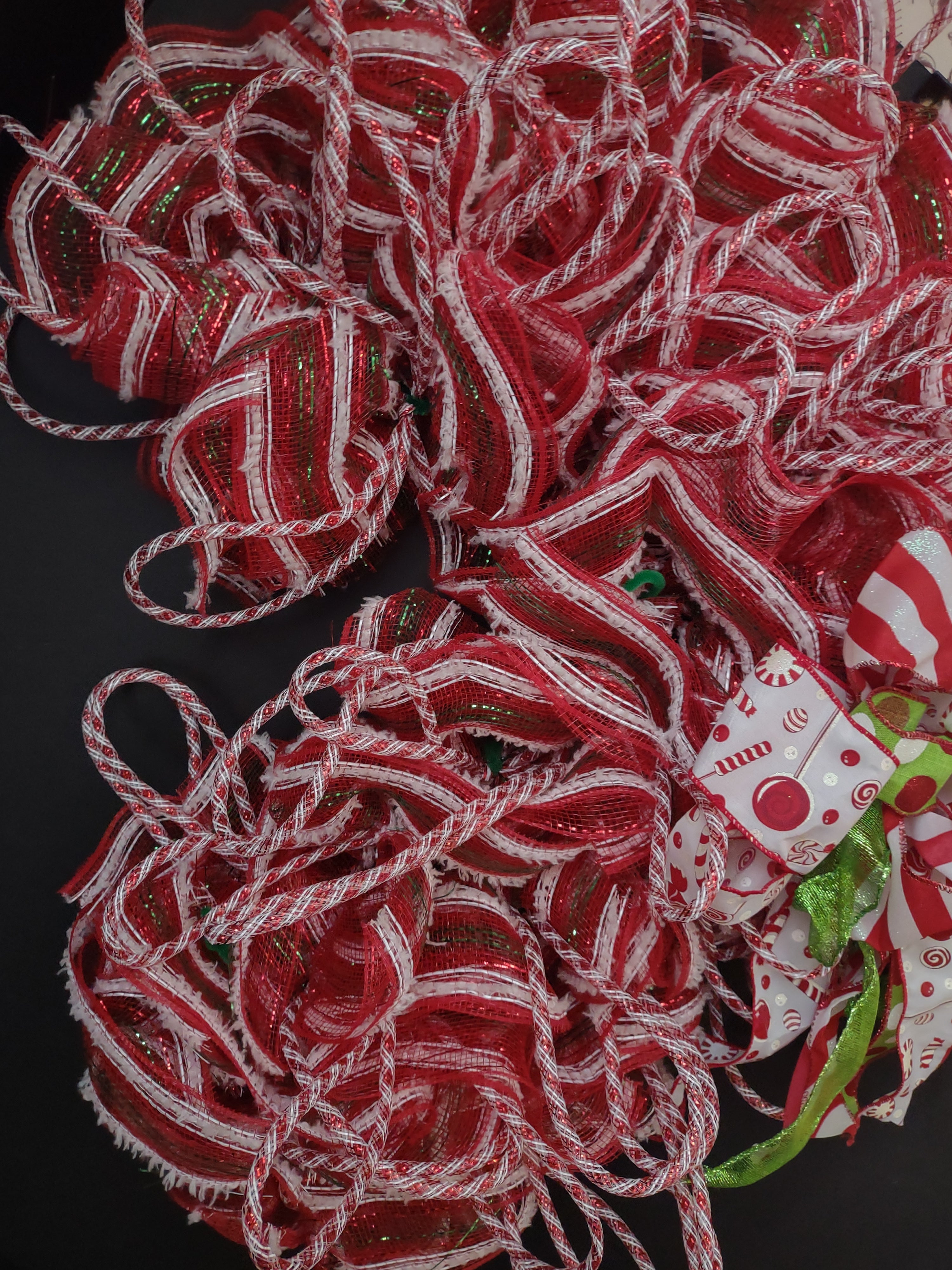 Christmas Mesh Ribbon Decor Candy Cane Wreath Handmade (lot 1410)